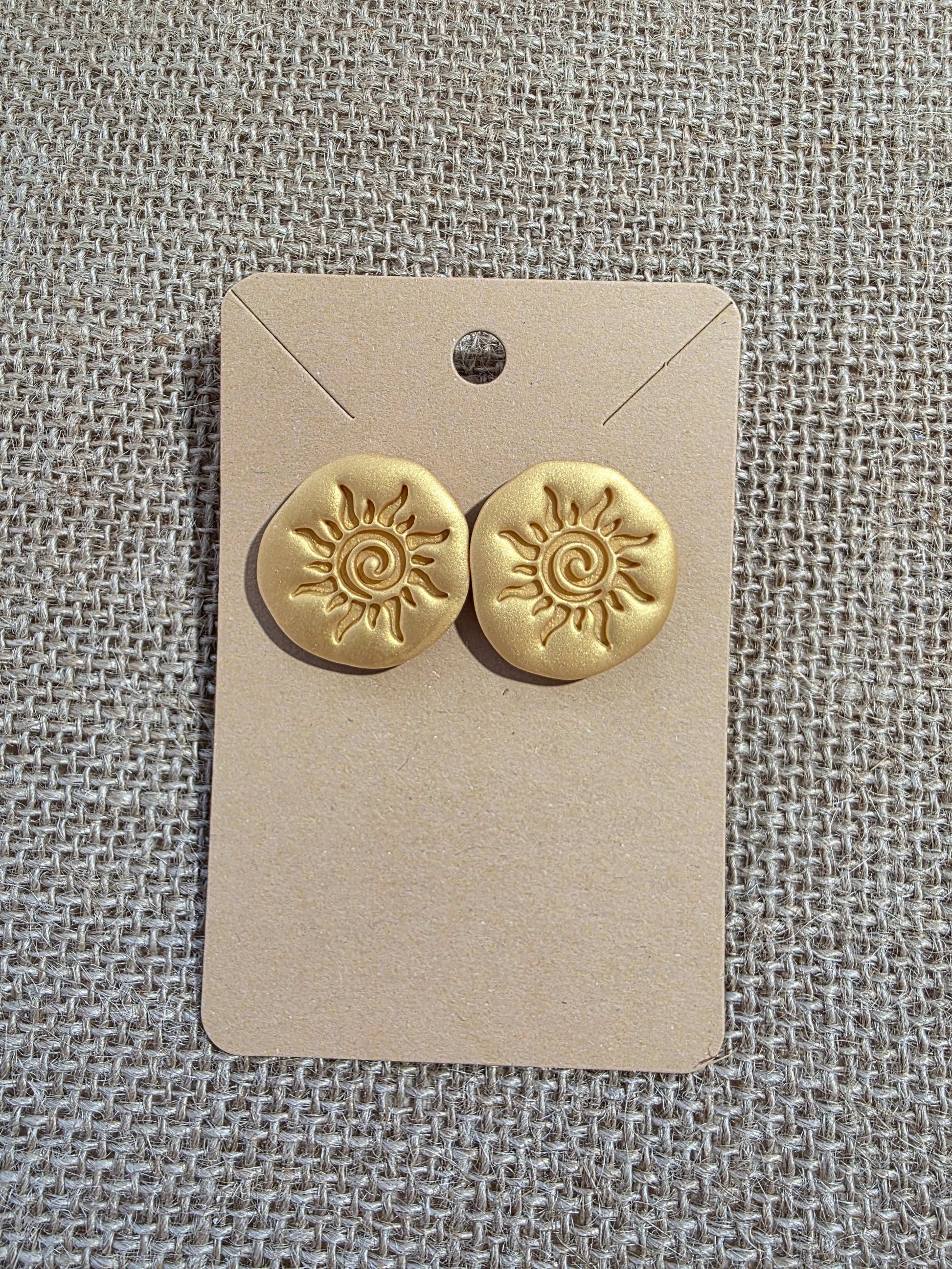 Boucles d'oreilles puces en argile polymère “Galet d'Or” - collection Sol - été 2025