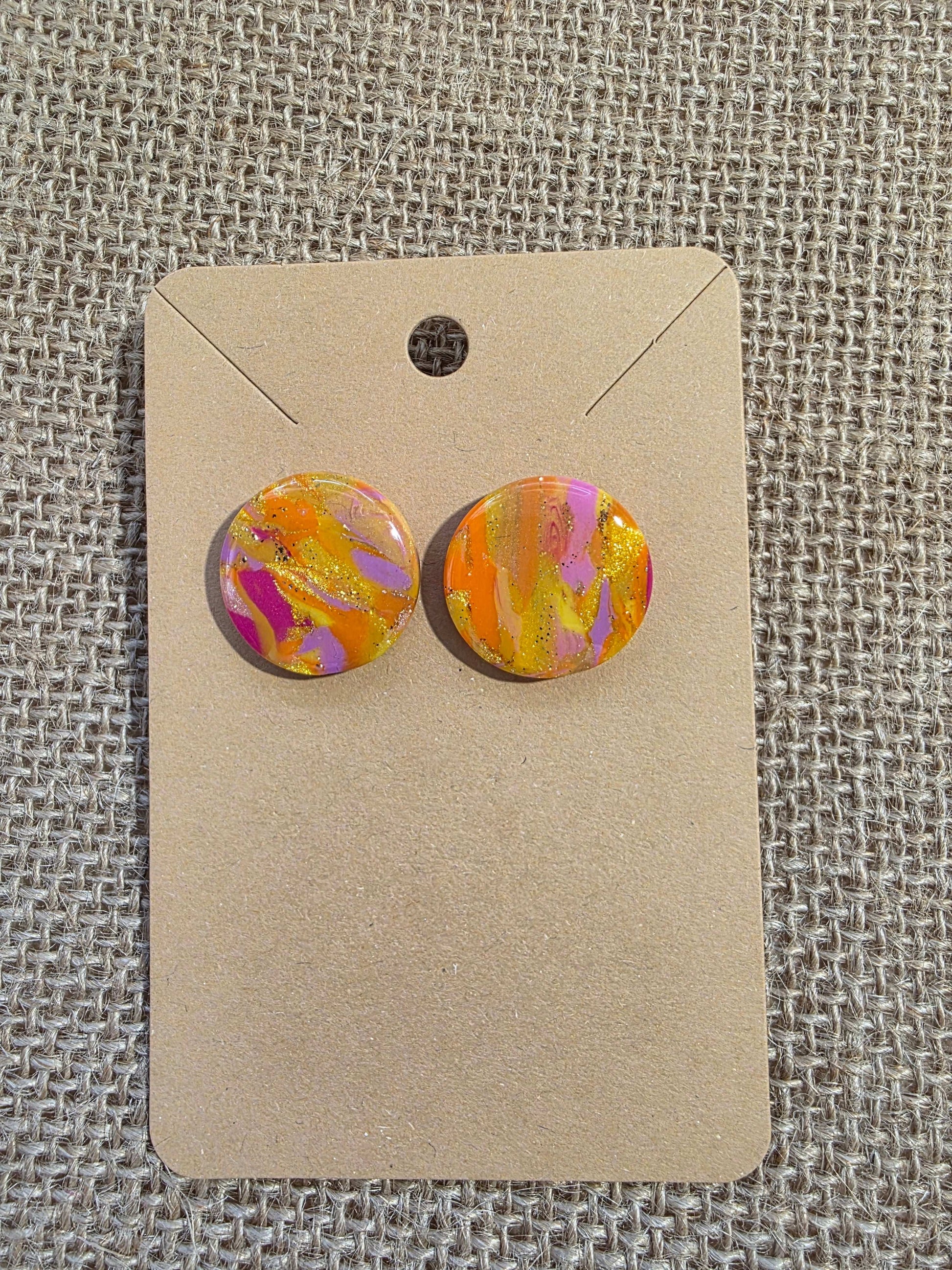 Maginfiques boucles d'oreilles puce ronde "Simone", teinte "Sunset" en argile polymère, collection Sol, été 25