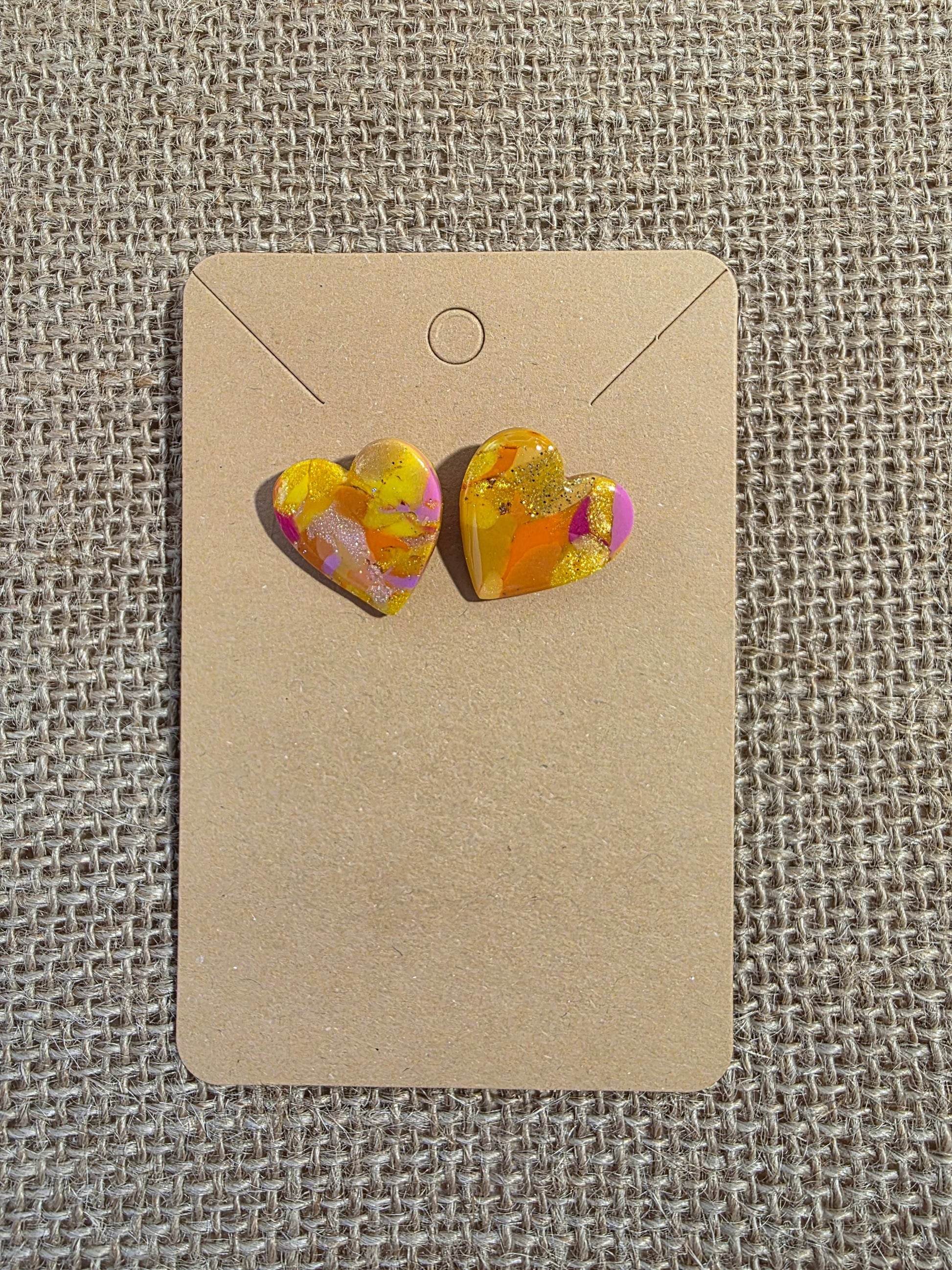 Boucles d'oreilles puce "Petite Valentine", teinte "Sunset" en argile polymère, collection Sol, été 25