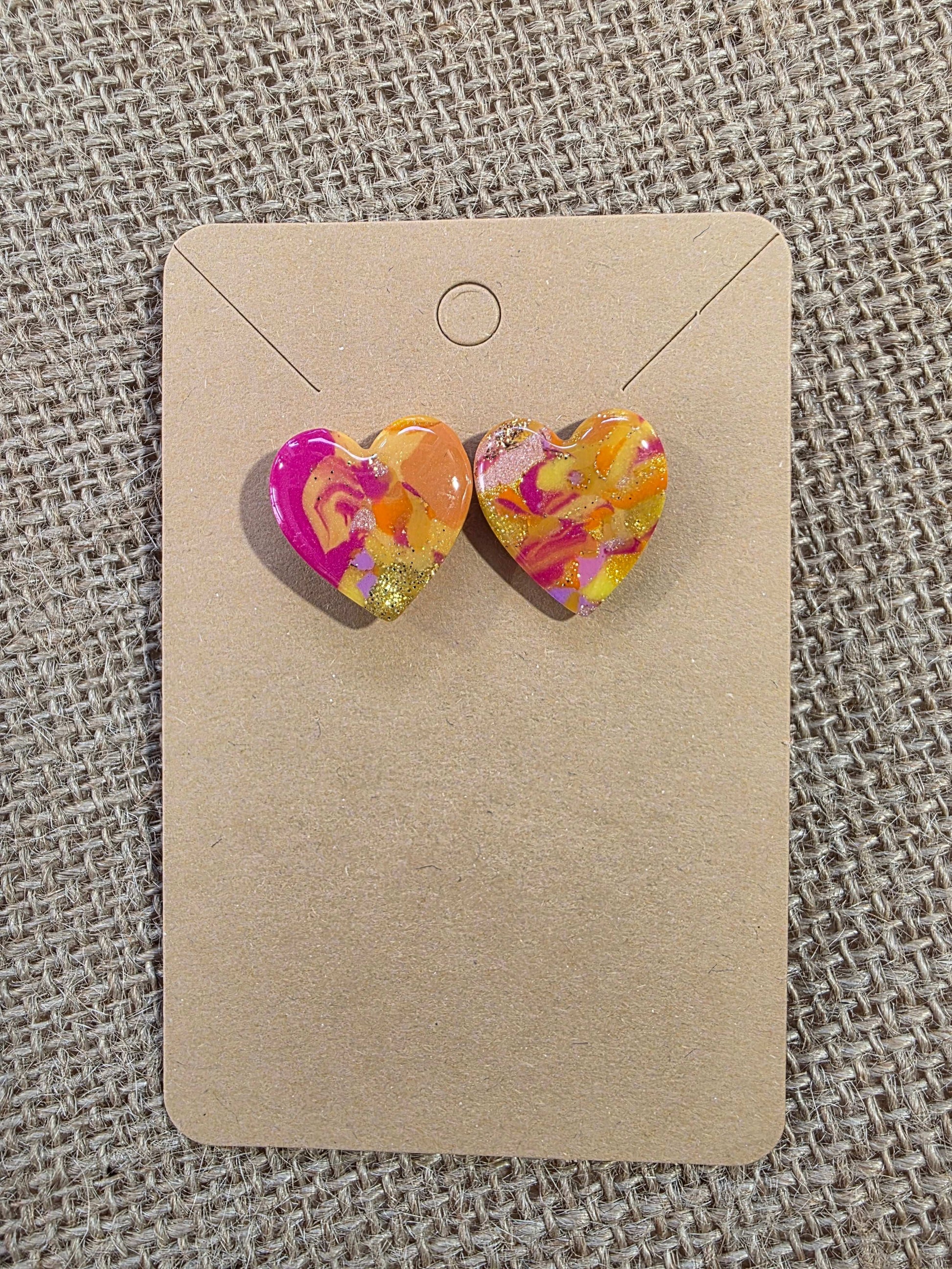 Boucles d'oreilles puce "Petite Valentine", teinte "Sunset" en argile polymère, collection Sol, été 25