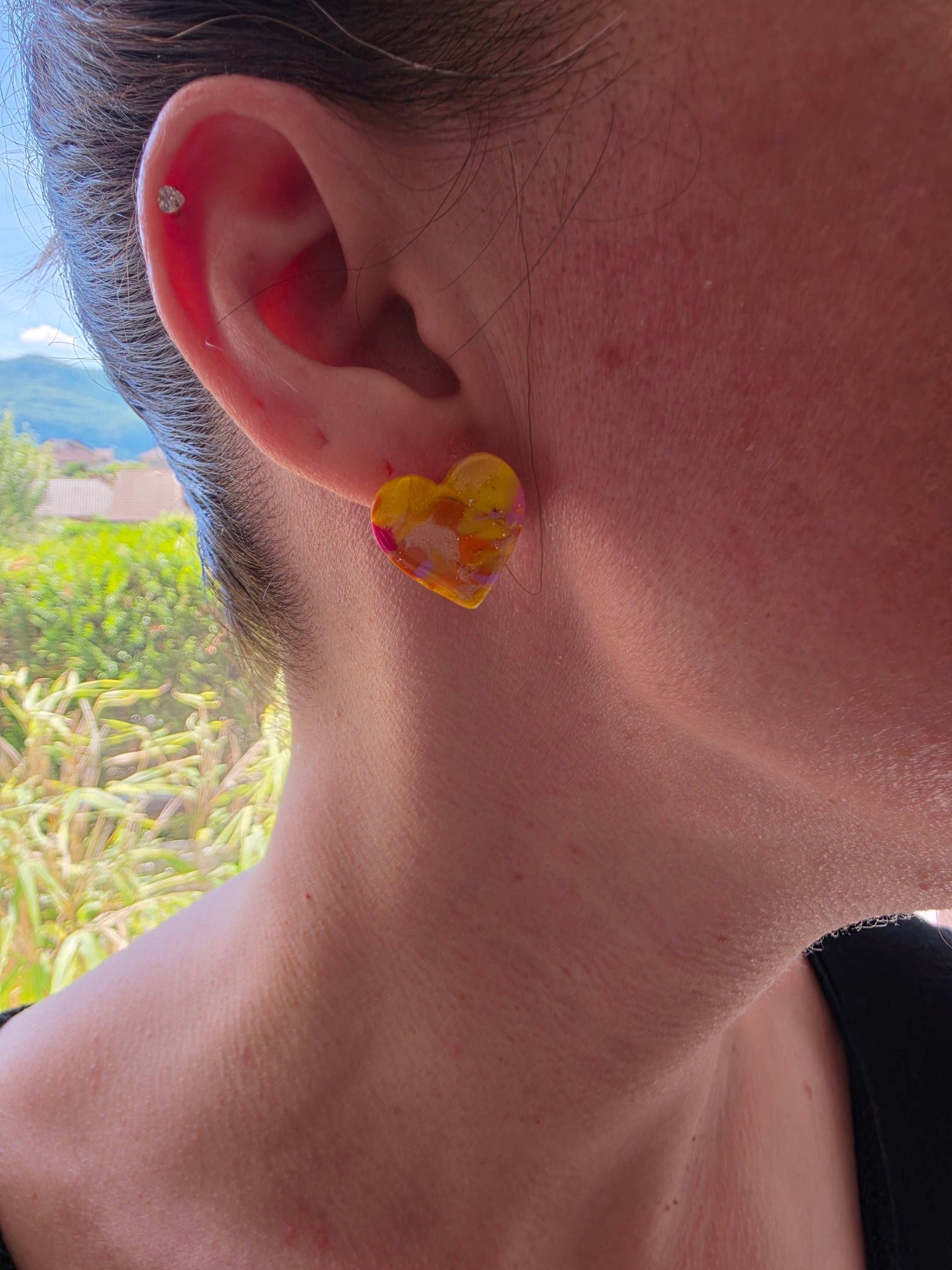 Boucles d'oreilles portées, puce "Petite Valentine", teinte "Sunset" en argile polymère, collection Sol, été 25