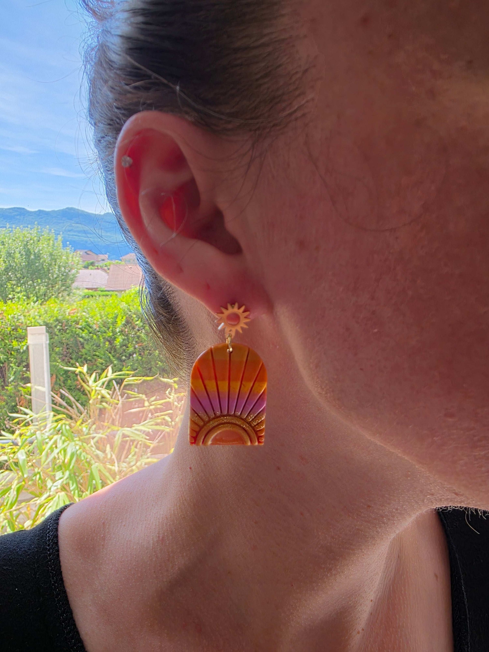 Boucles d'oreilles portée puces en argile polymère “Crépuscule” - collection Sol - été 2025