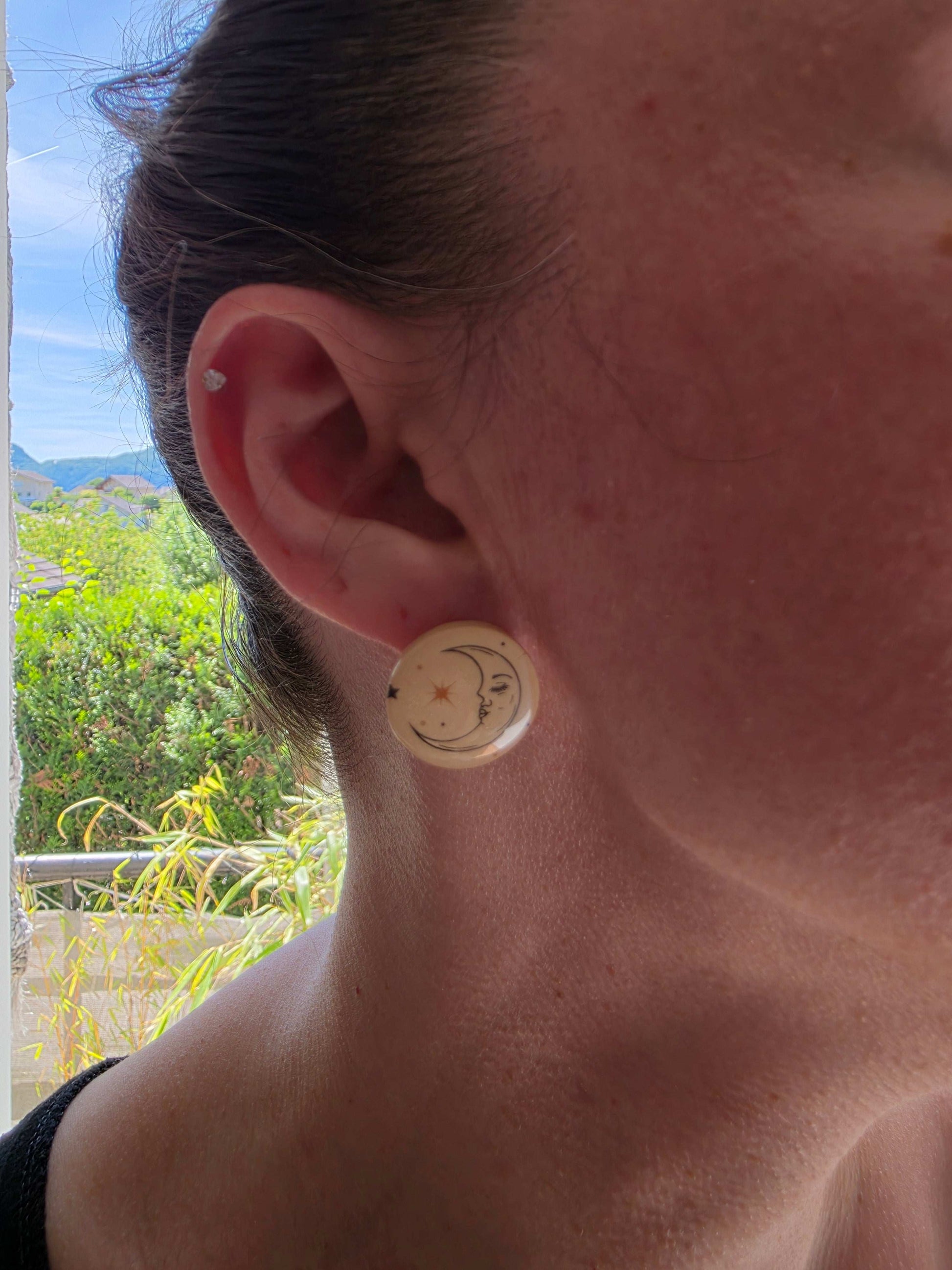 Boucles d'oreilles portée en condition réellle, puces en argile polymère “Crépuscule” - collection Sol - été 2025