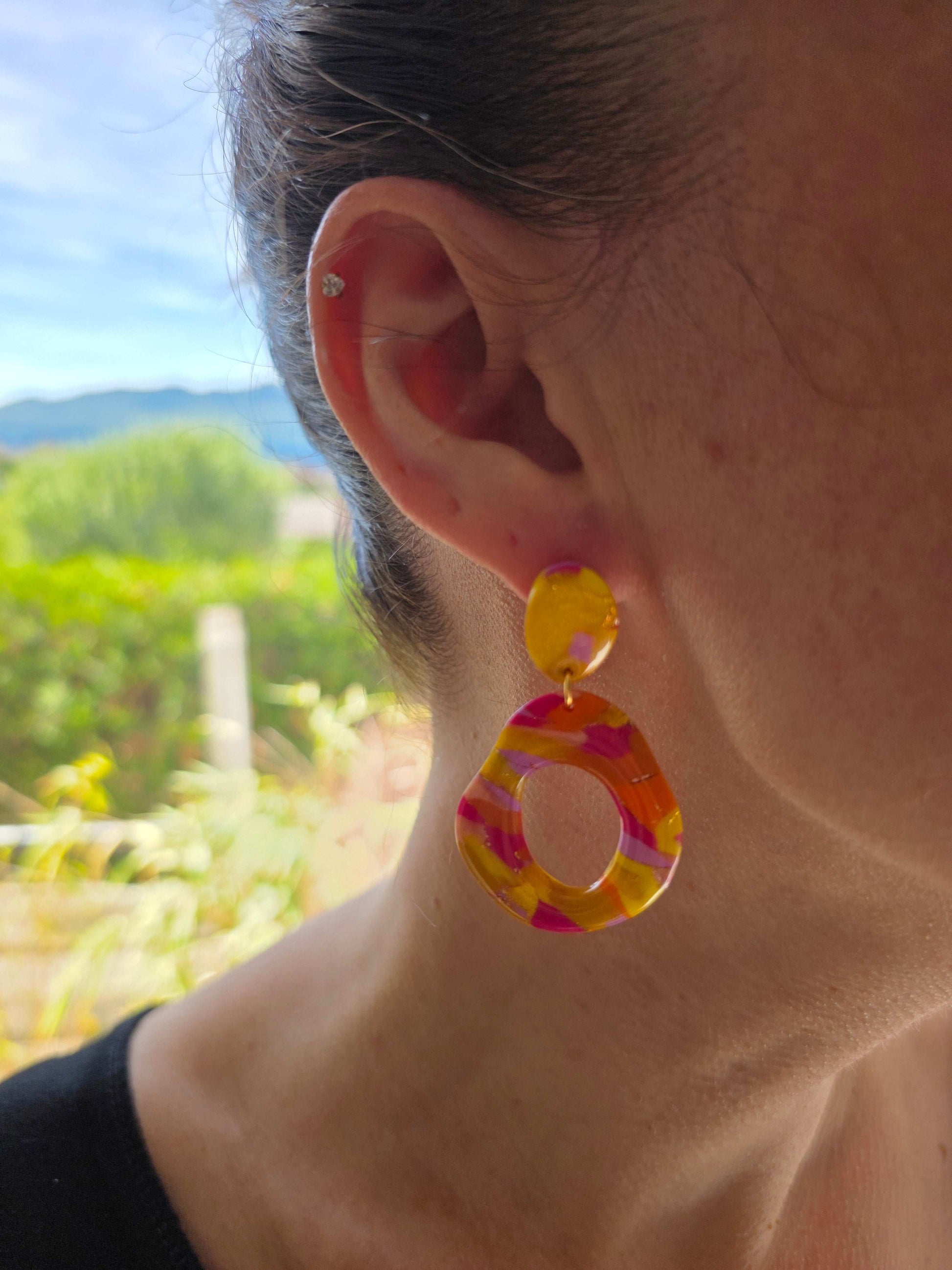 Boucles d'oreilles Ondine portées, teinte "Sunset" en argile polymère, collection Sol, été 25