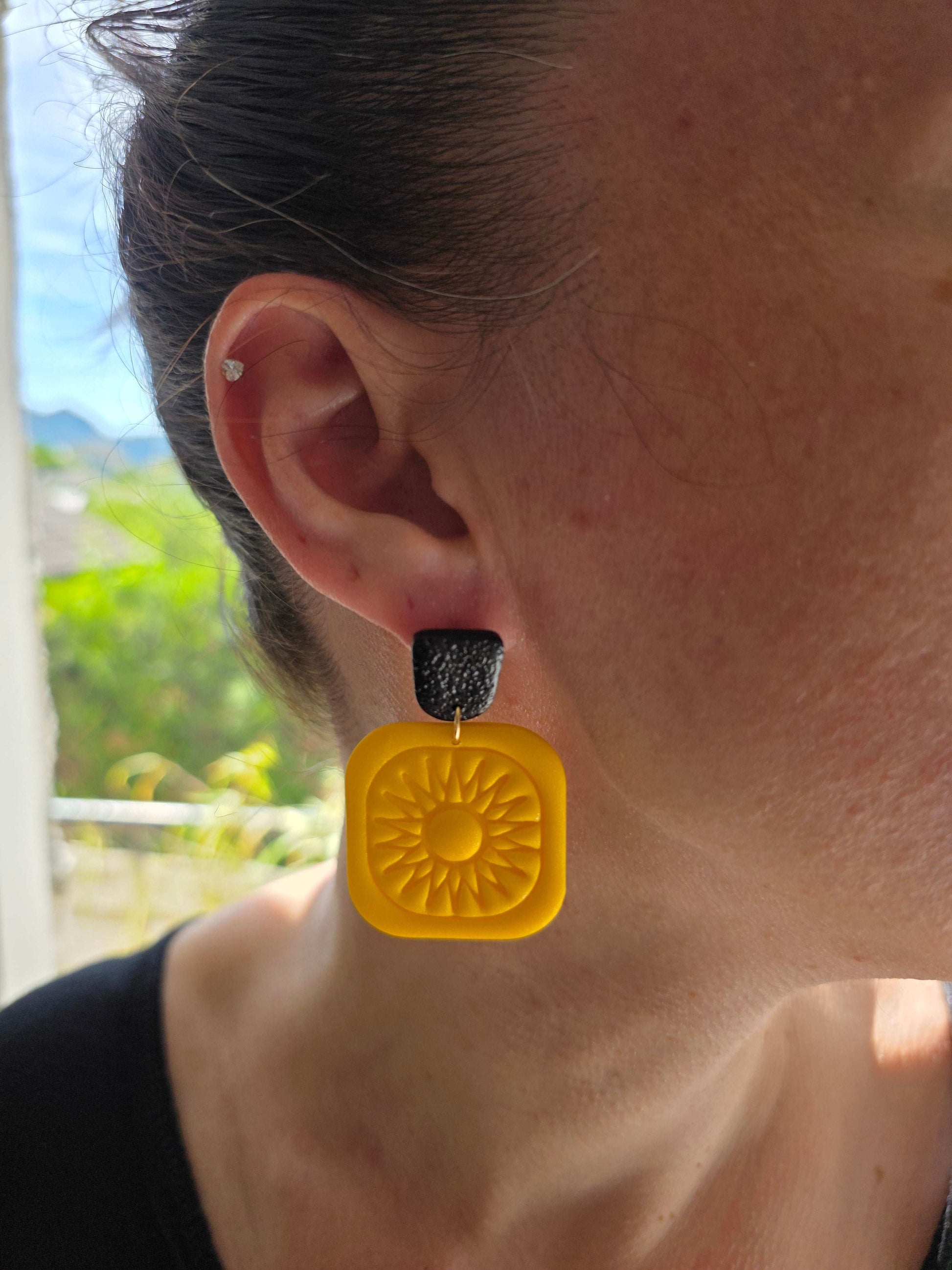 Boucles d'oreilles puces en argile polymère “Mirasol” en condition réelle - collection Sol - été 2025