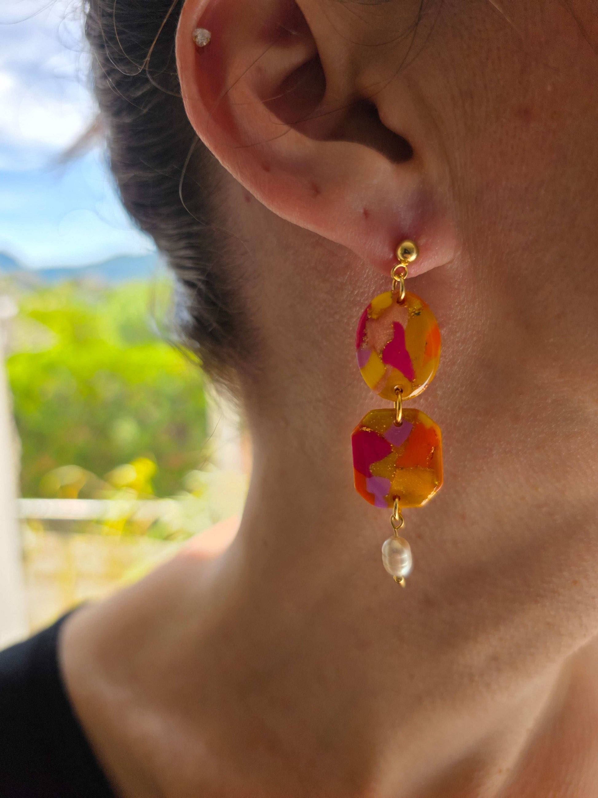 Magnifiques boucles d'oreilles portées Olga, teinte "Sunset" en argile polymère, collection Sol, été 25
