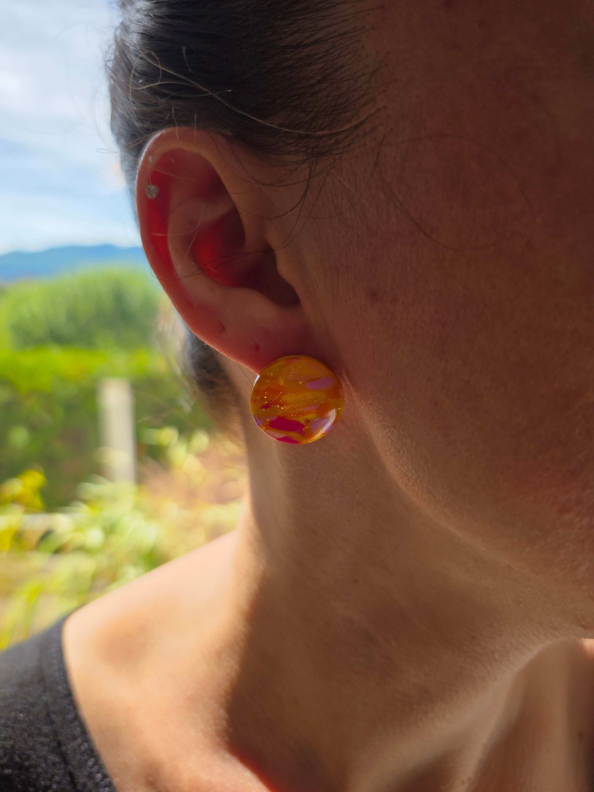 Boucles d'oreilles portées puce ronde "Simone", teinte "Sunset" en argile polymère, collection Sol, été 25