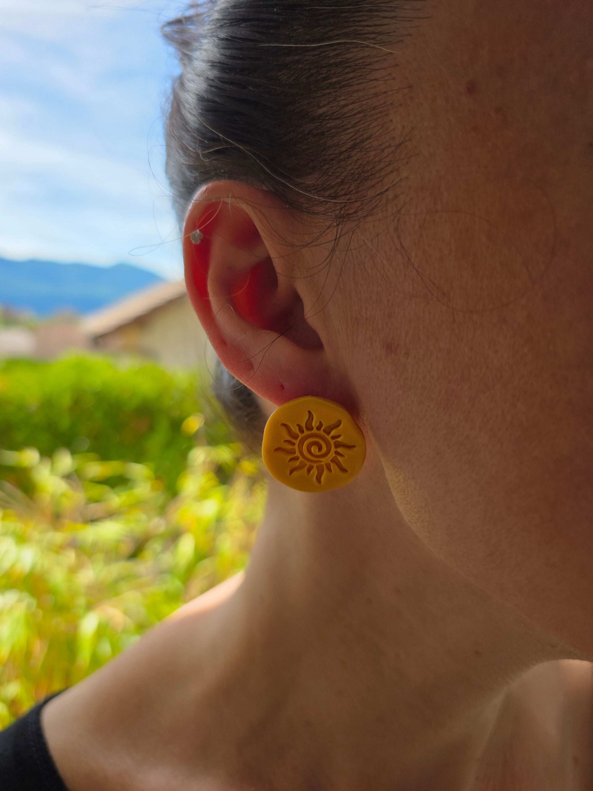 Boucles d'oreilles puces en argile polymère “Galet d'Or” en prise réelle- collection Sol - été 2025