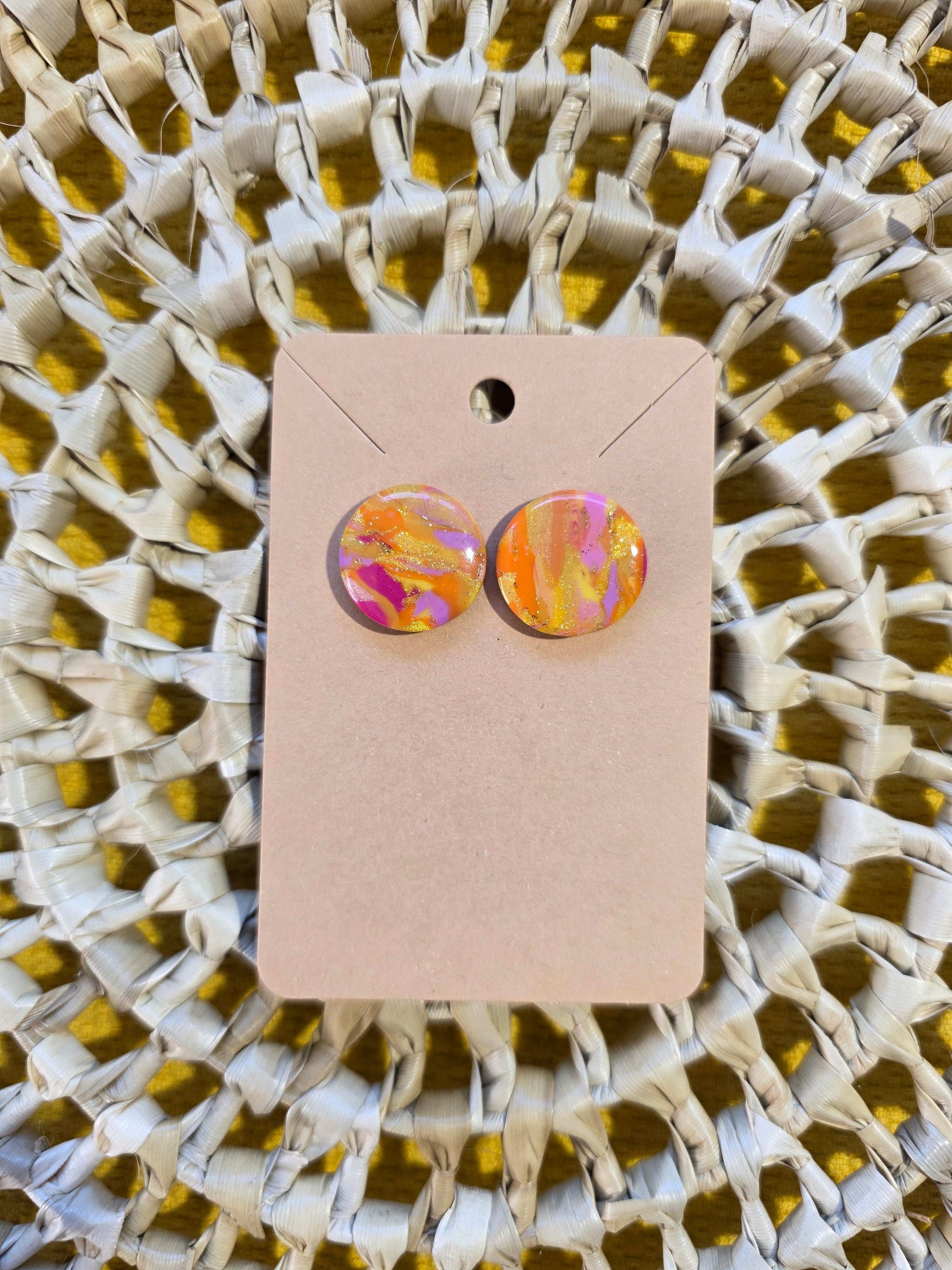 Boucles d'oreilles puce ronde "Simone", teinte "Sunset" en argile polymère, collection Sol, été 25