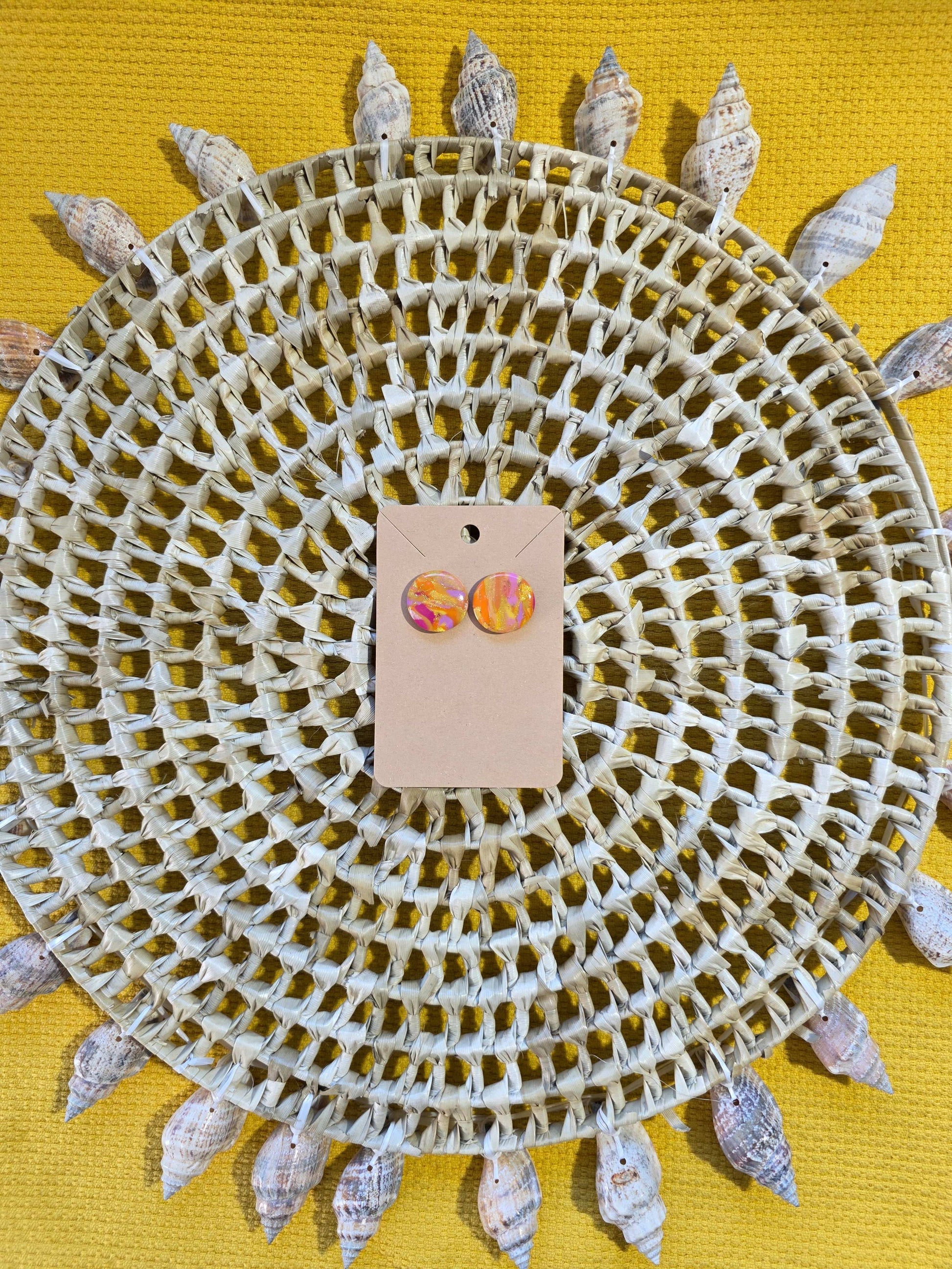 Boucles d'oreilles puce ronde "Simone", teinte "Sunset" en argile polymère, collection Sol, été 25