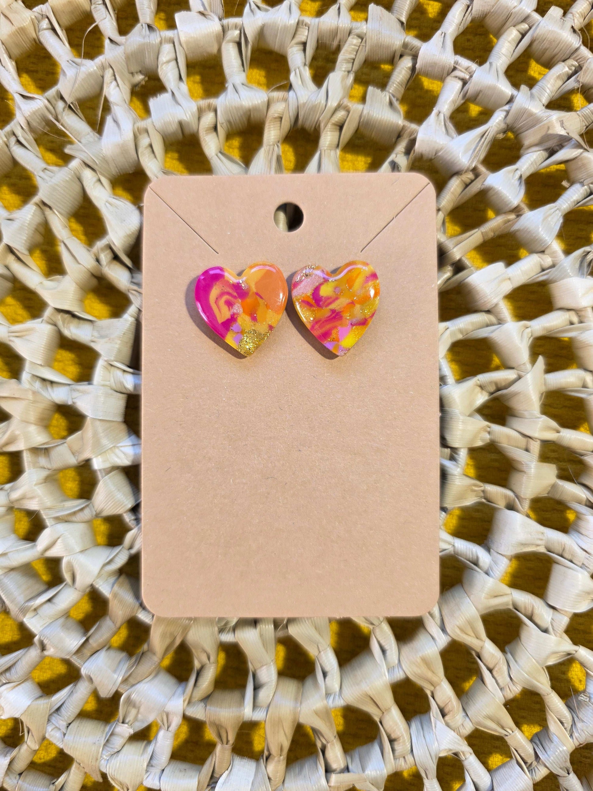 Boucles d'oreilles puce "Petite Valentine", teinte "Sunset" en argile polymère, collection Sol, été 25