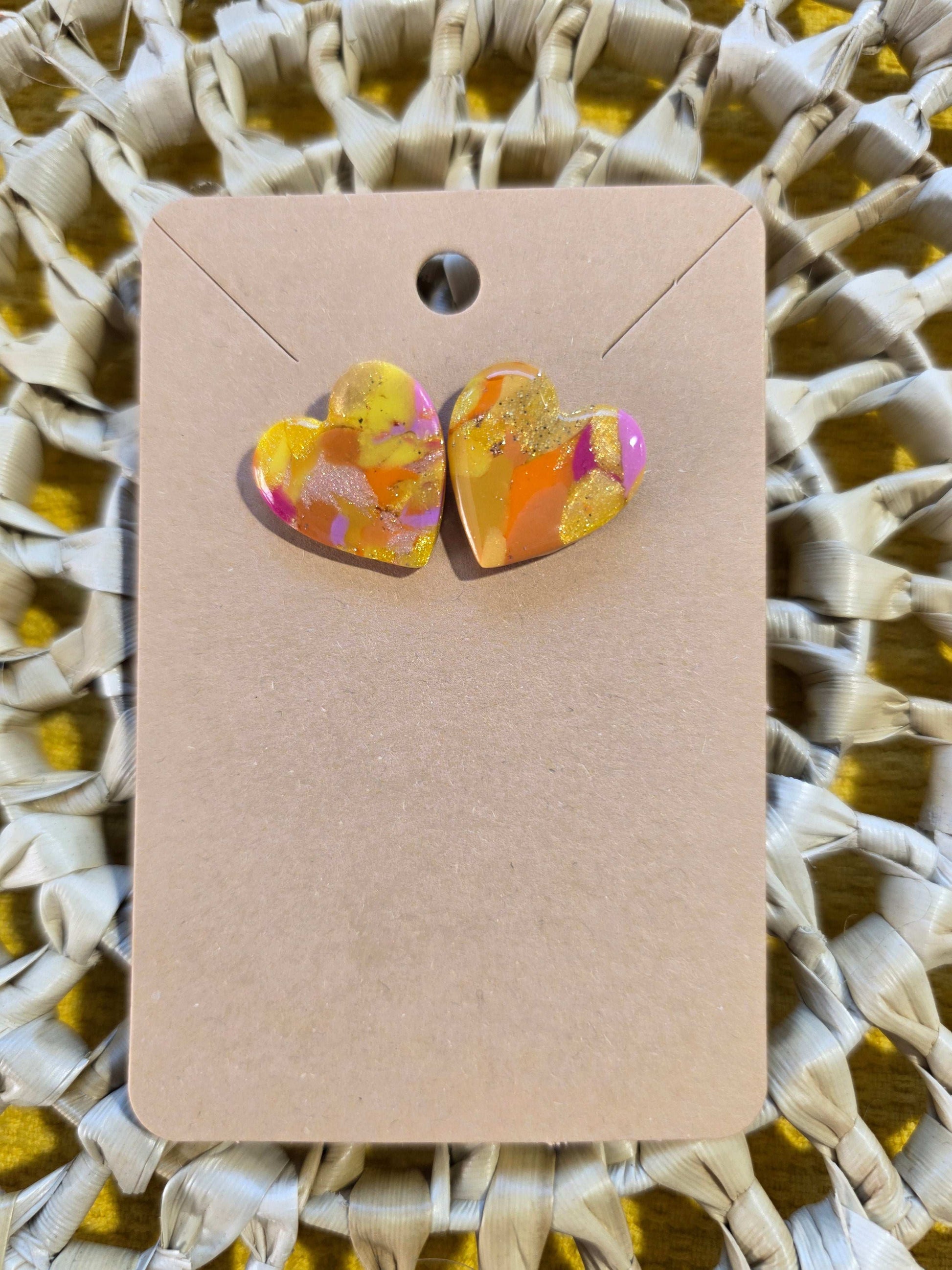 Boucles d'oreilles puce "Petite Valentine", teinte "Sunset" en argile polymère, collection Sol, été 25