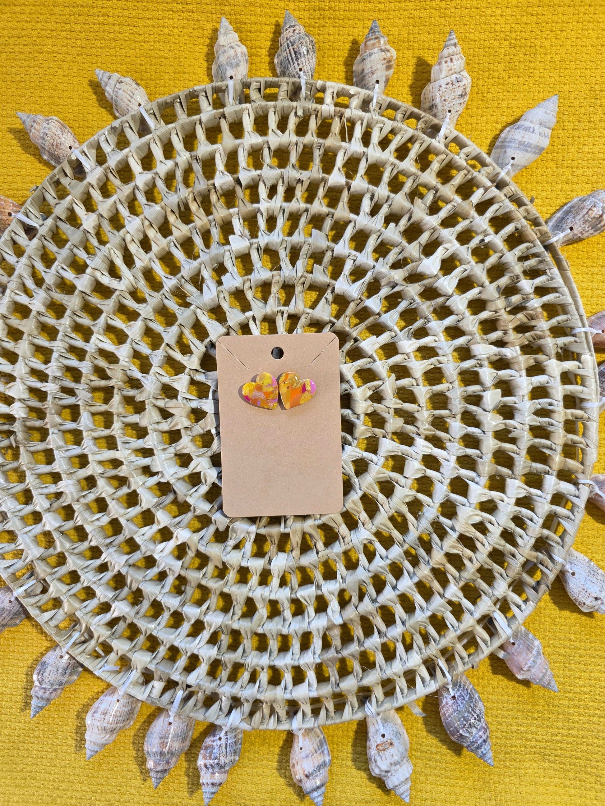 Boucles d'oreilles puce "Petite Valentine", teinte "Sunset" en argile polymère, collection Sol, été 25