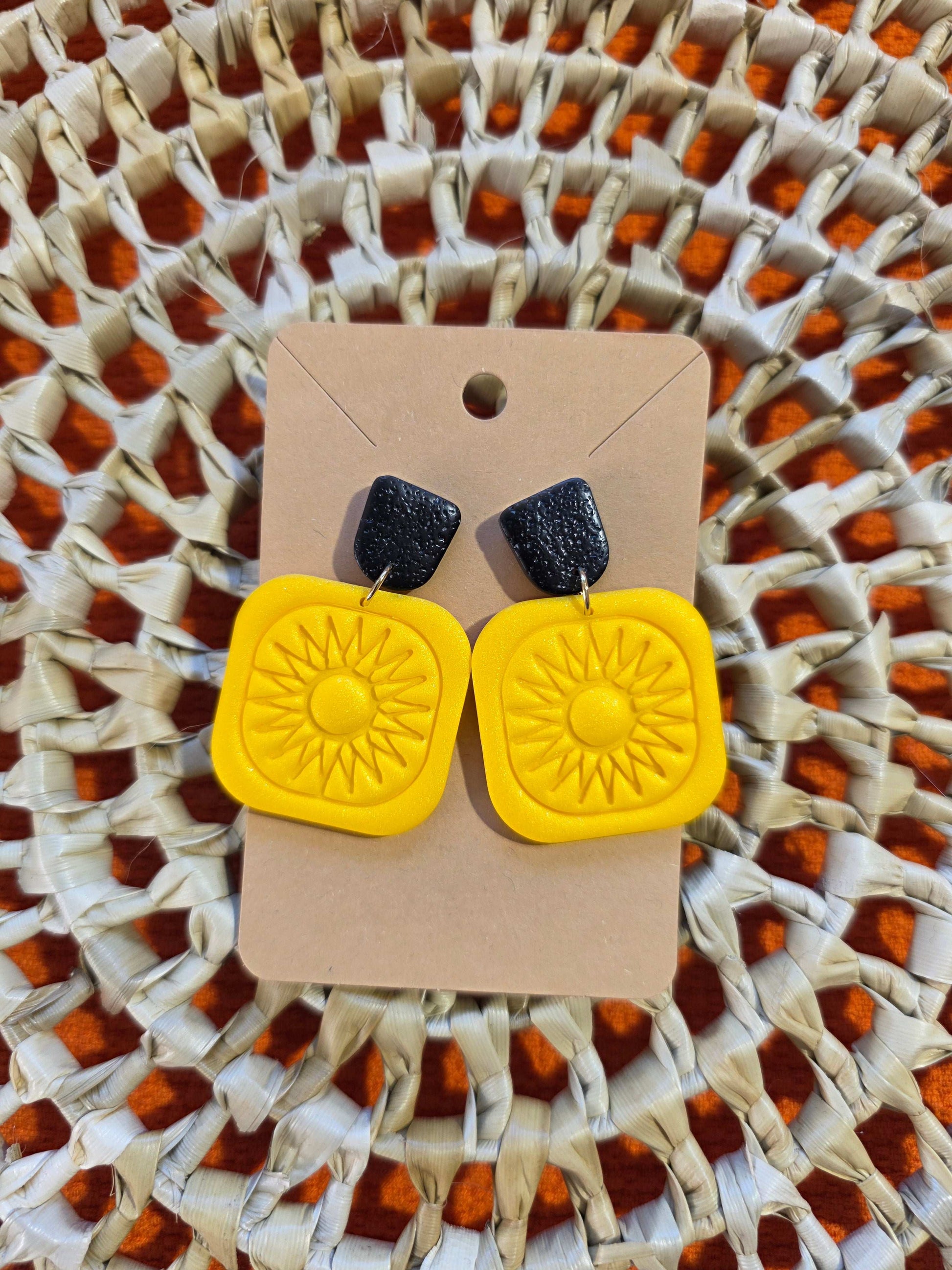 Boucles d'oreilles puces en argile polymère “Mirasol” - collection Sol - été 2025