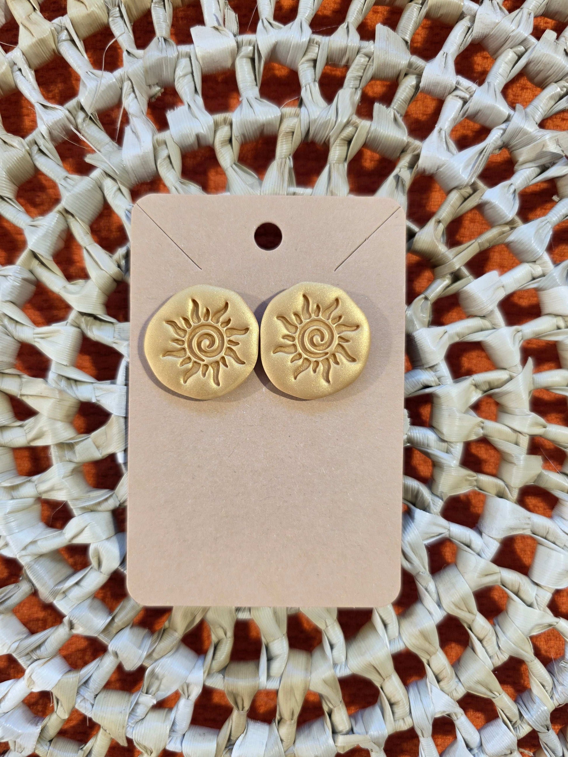 Très belles boucles d'oreilles puces en argile polymère “Galet d'Or” - collection Sol - été 2025