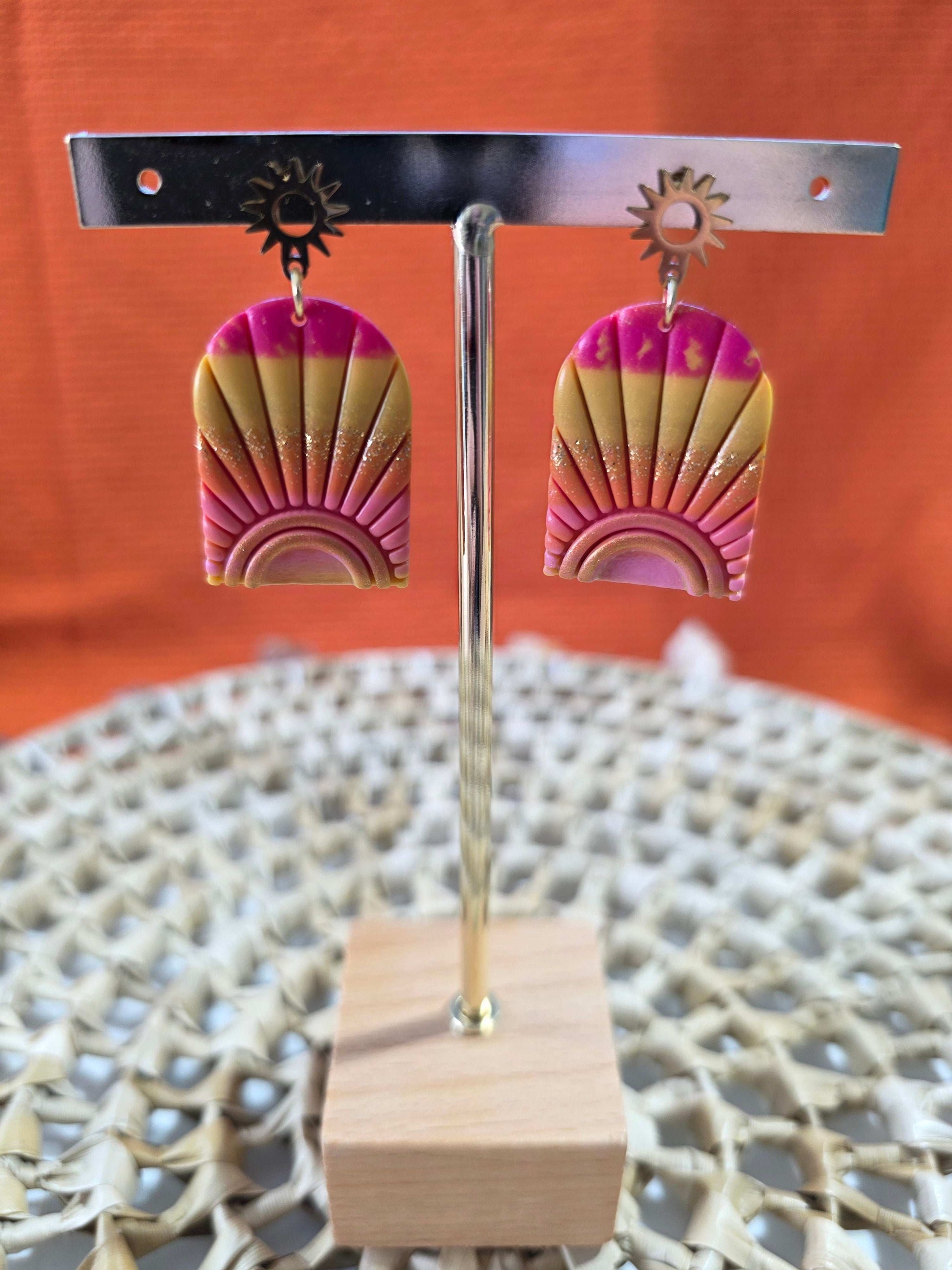 Portant jolies boucles d'oreilles puces en argile polymère “Crépuscule” - collection Sol - été 2025