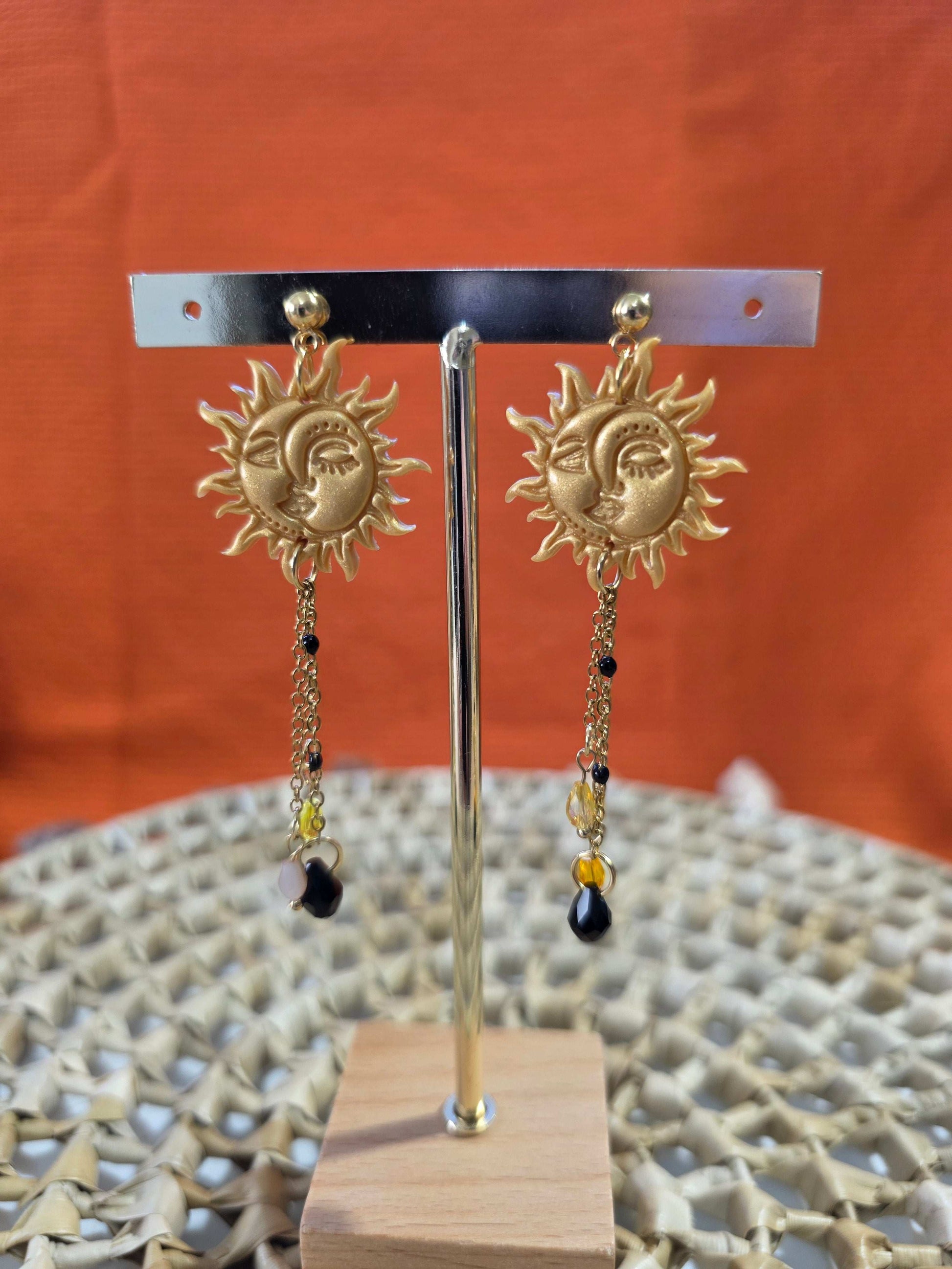 Boucles d'oreilles puces en argile polymère “Soluna” sur portant - collection Sol - été 2025