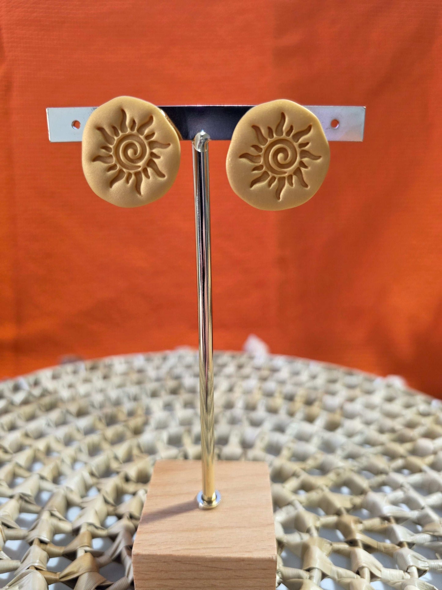 Portant Boucles d'oreilles puces en argile polymère “Galet d'Or” - collection Sol - été 2025