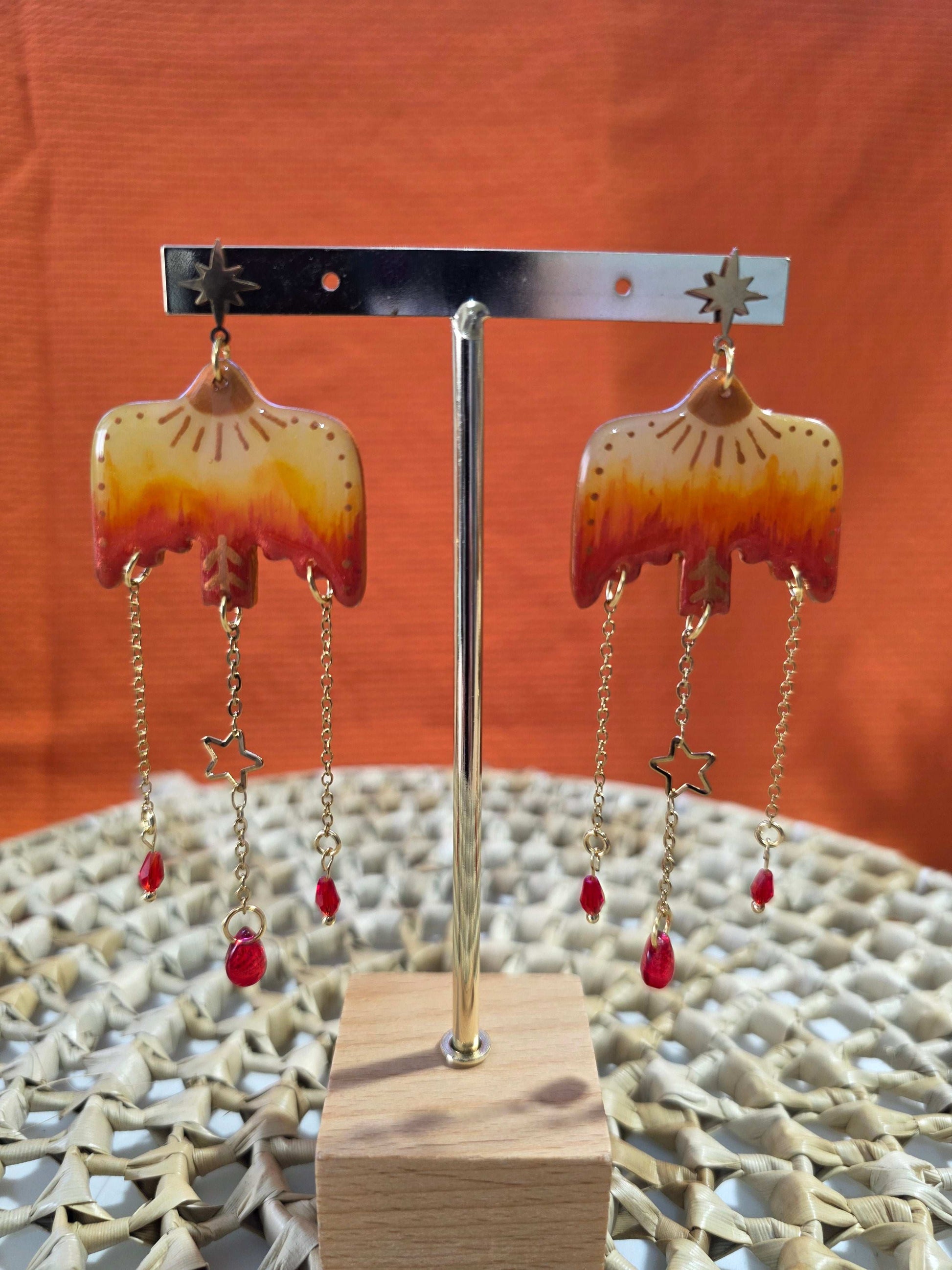 Boucles d'oreilles puces en argile polymère “Oiseaux de Feu” sur portant - collection Sol - été 2025