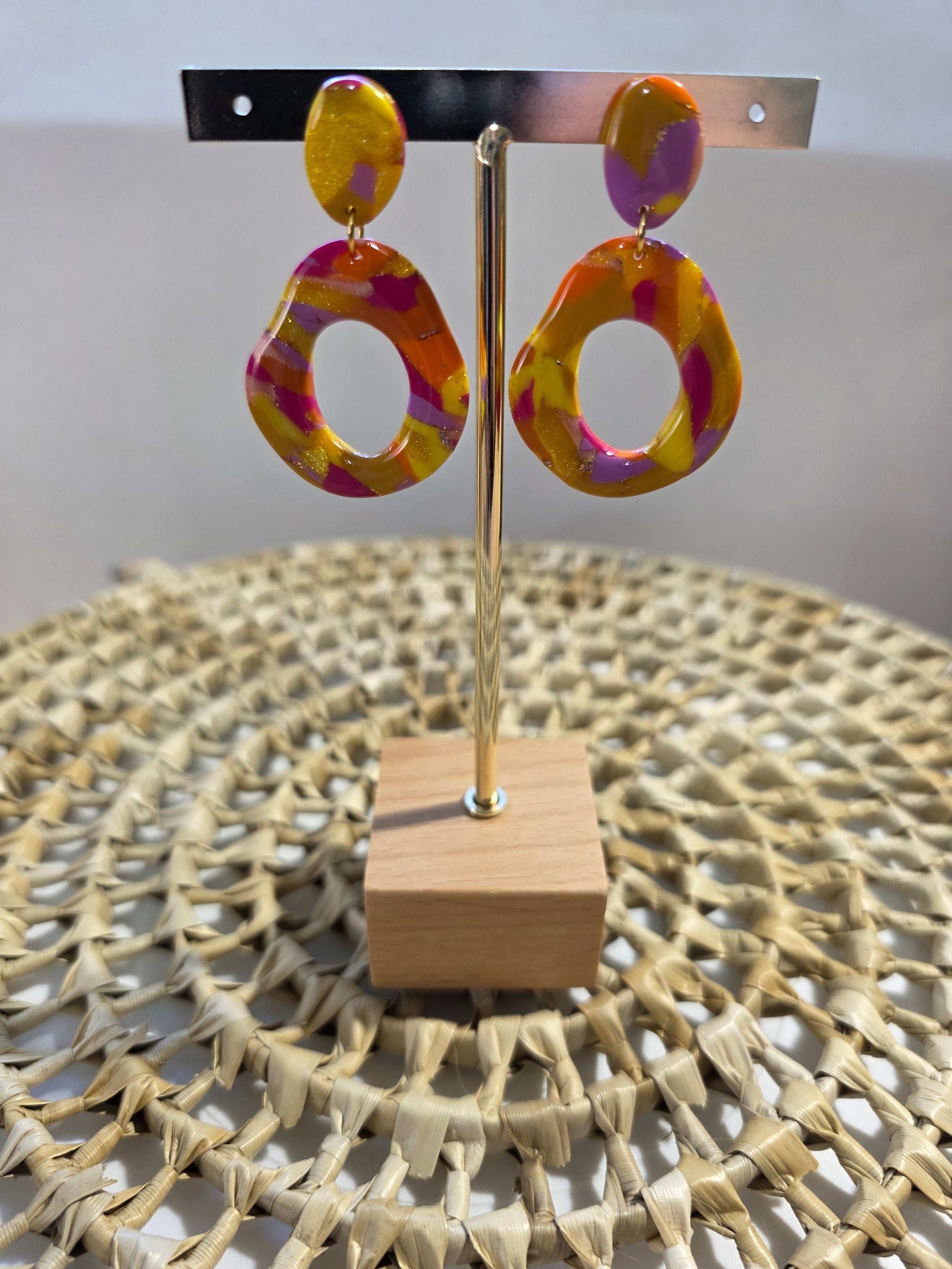 Portant boucles d'oreilles Ondine, teinte "Sunset" en argile polymère, collection Sol, été 25