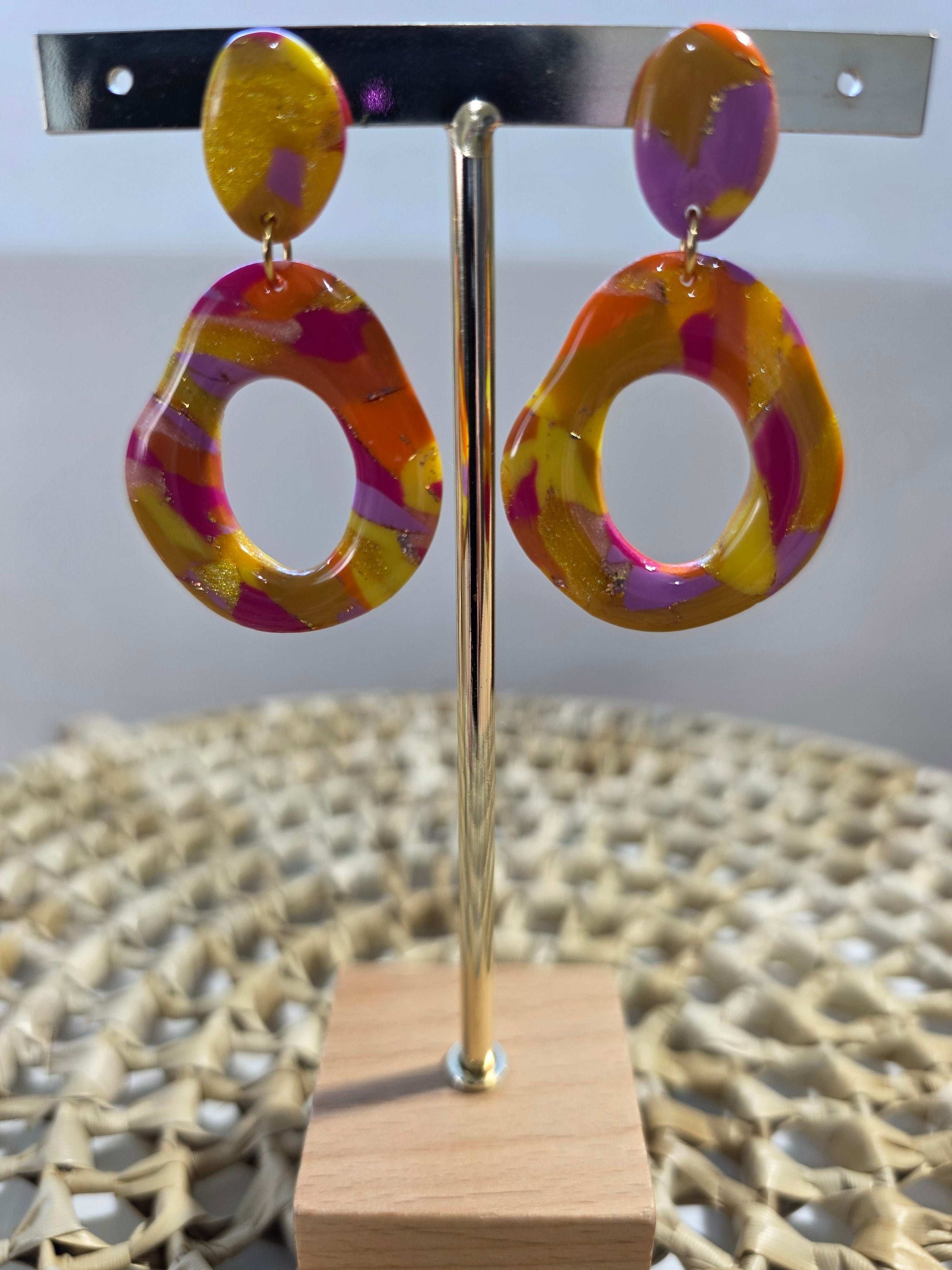 Portant proche boucles d'oreilles Ondine, teinte "Sunset" en argile polymère, collection Sol, été 25