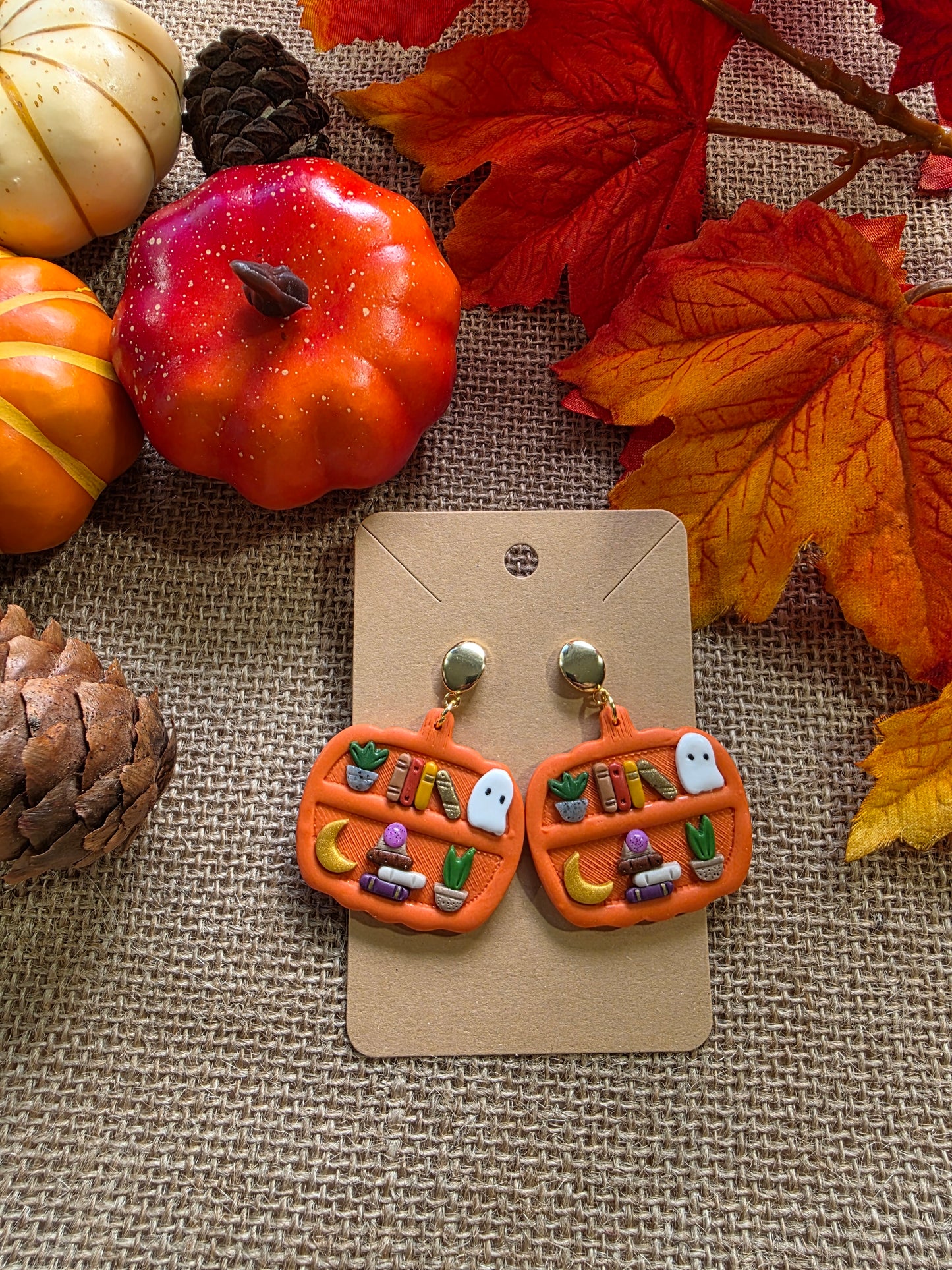Boucles d'oreilles en argile polymère collection ESPRIT D'AUTOMNE modèle "Bibliocitrouille enchantée" - collection automne