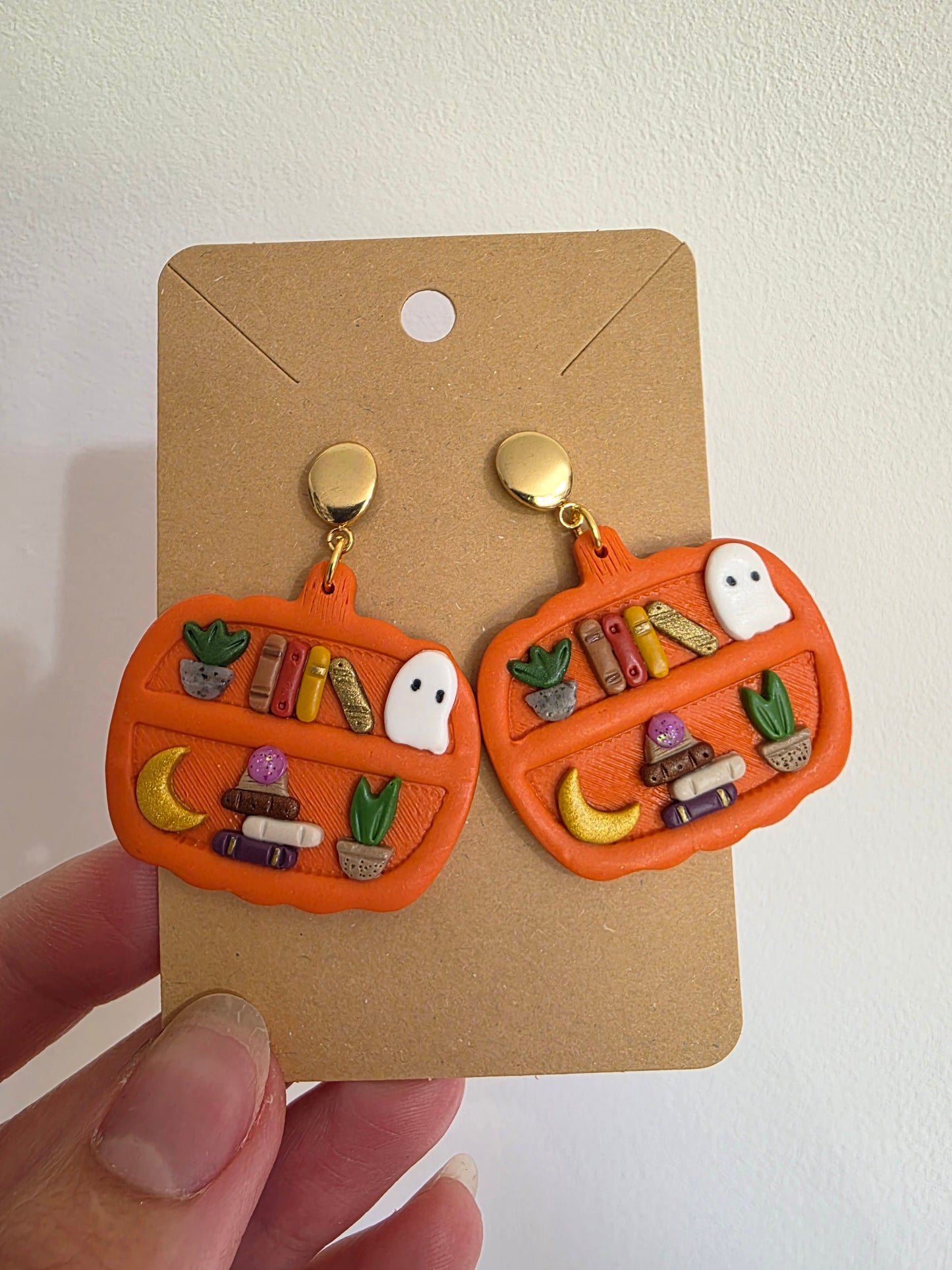 Boucles d'oreilles en argile polymère collection ESPRIT D'AUTOMNE modèle "Bibliocitrouille enchantée" - collection automne