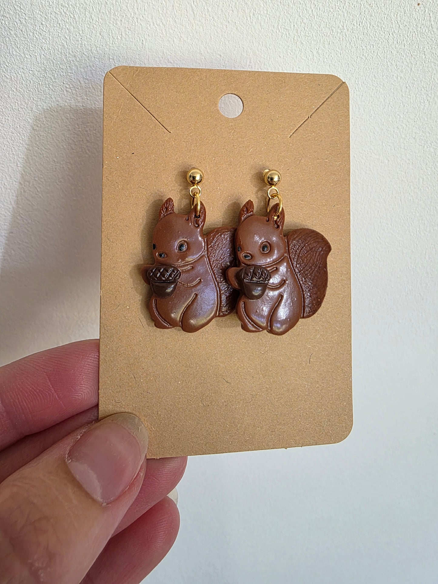 Boucles d'oreilles en argile polymère collection MAGIE DES BOIS modèle Écureuil Gourmand - collection automne