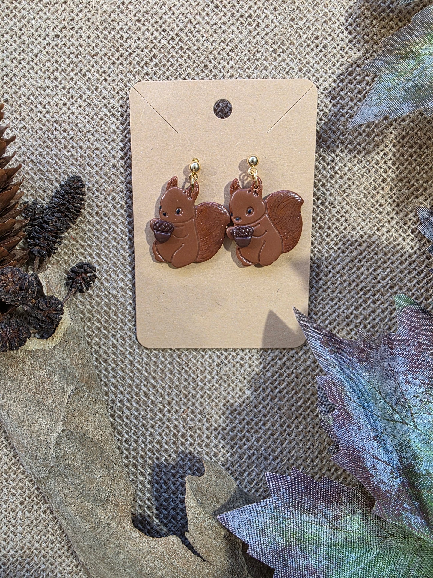 Boucles d'oreilles en argile polymère collection MAGIE DES BOIS modèle Écureuil Gourmand - collection automne