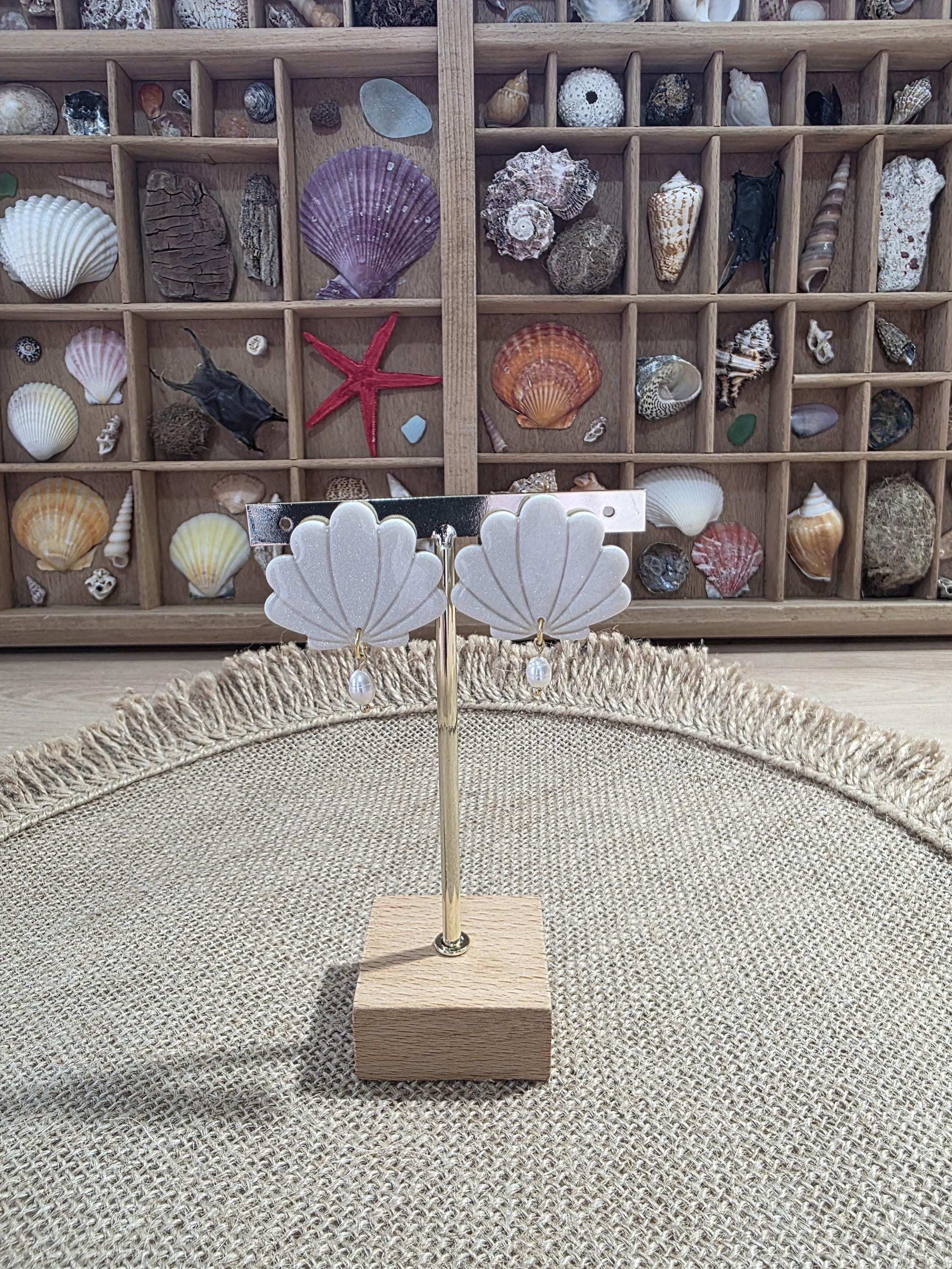 Boucle d'oreille "Ariel" (argile polymère blanc nacré et perle) Collection "Sous l'Océan" été 2025