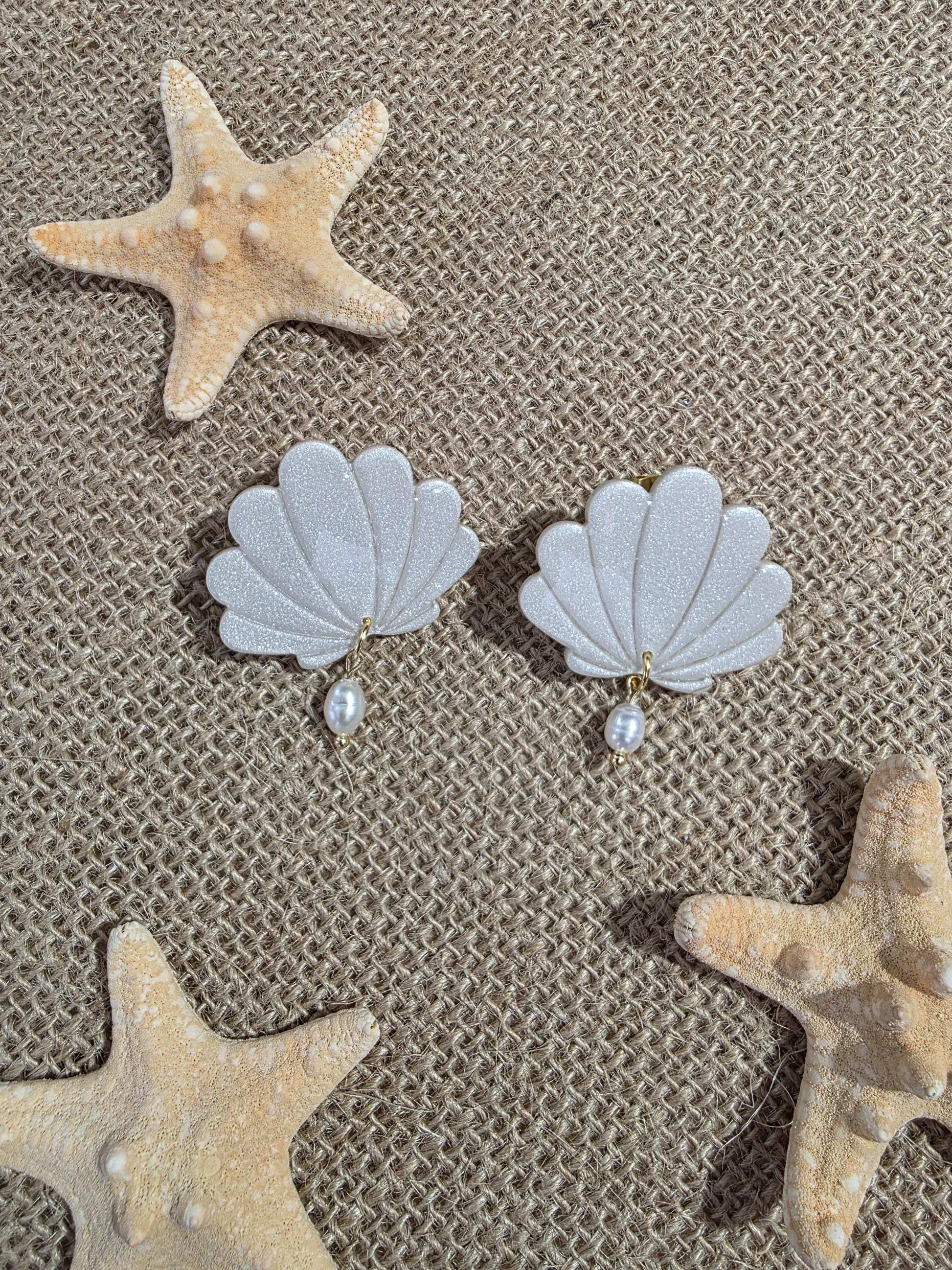 Boucle d'oreille "Ariel" (argile polymère blanc nacré et perle) Collection "Sous l'Océan" été 2025