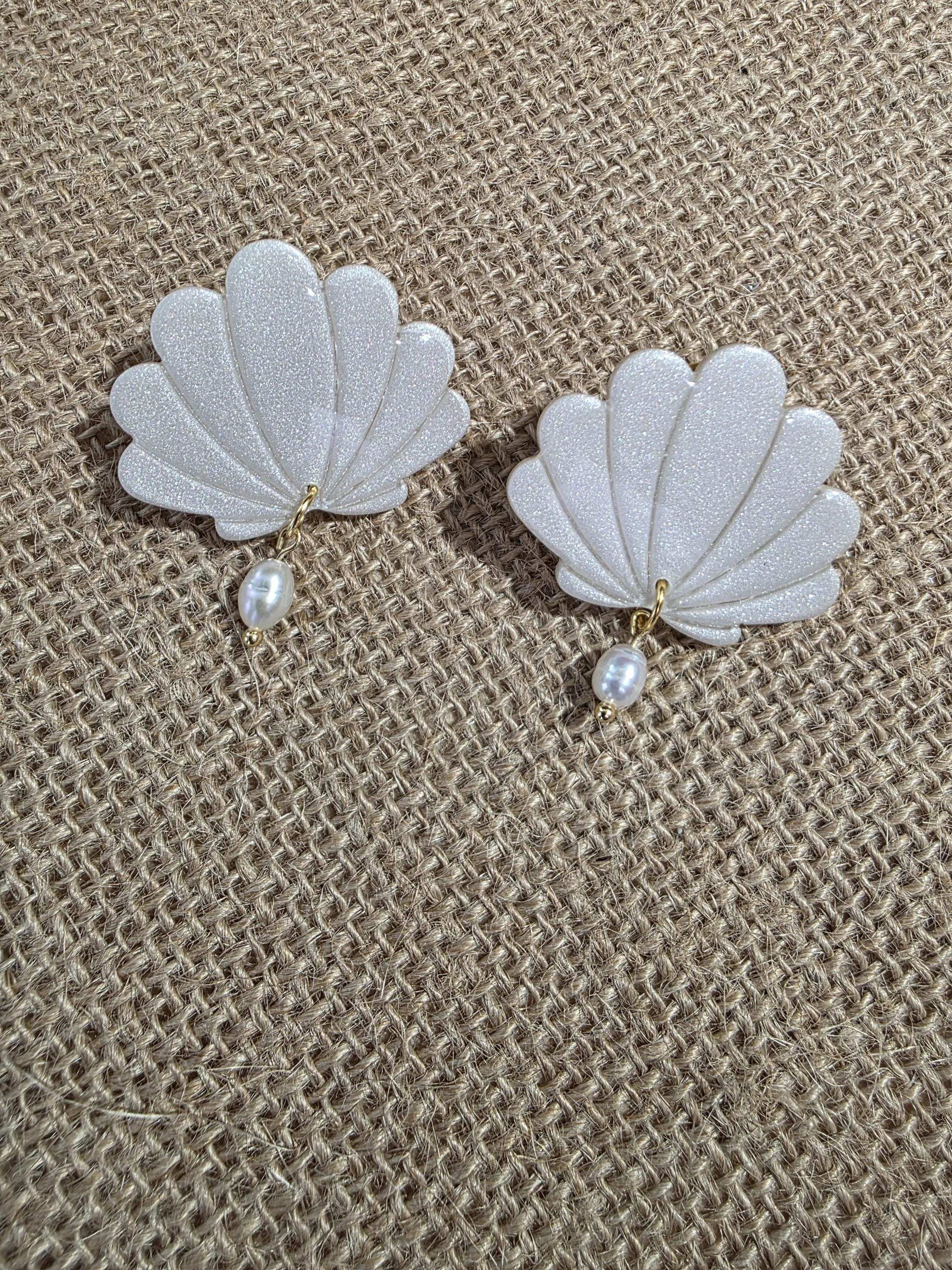 Boucle d'oreille "Ariel" (argile polymère blanc nacré et perle) Collection "Sous l'Océan" été 2025