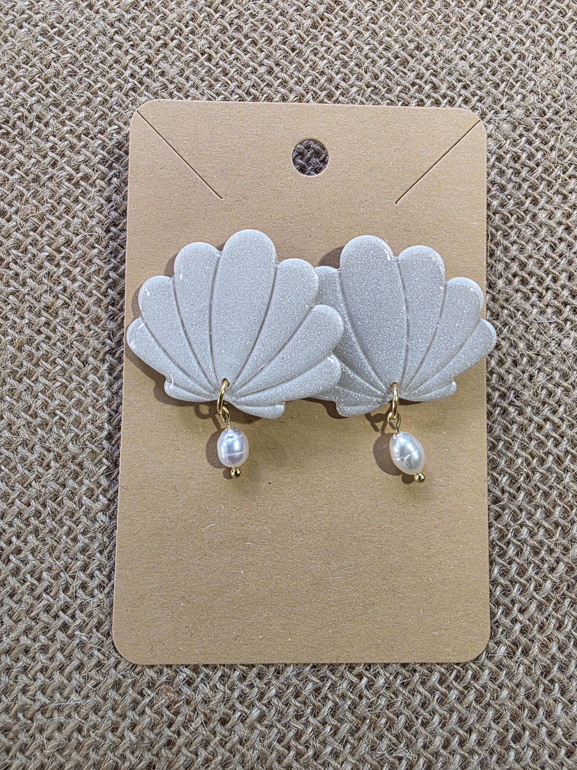 Boucle d'oreille "Ariel" (argile polymère blanc nacré et perle) Collection "Sous l'Océan" été 2025