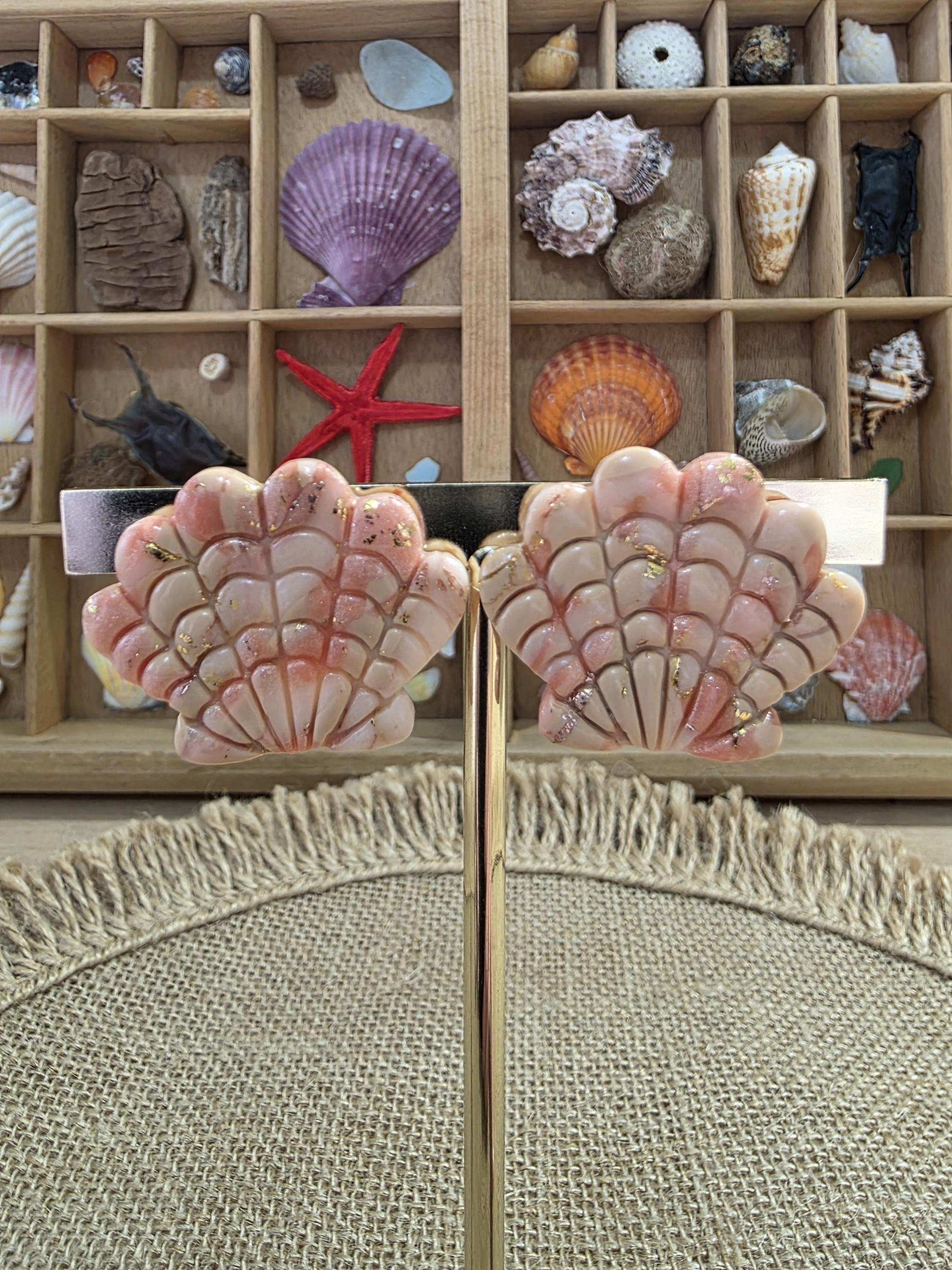 Boucles d'oreilles "Aurore" (forme coquillage aux couleurs corail) Collection "Sous l'Océan" été 2025