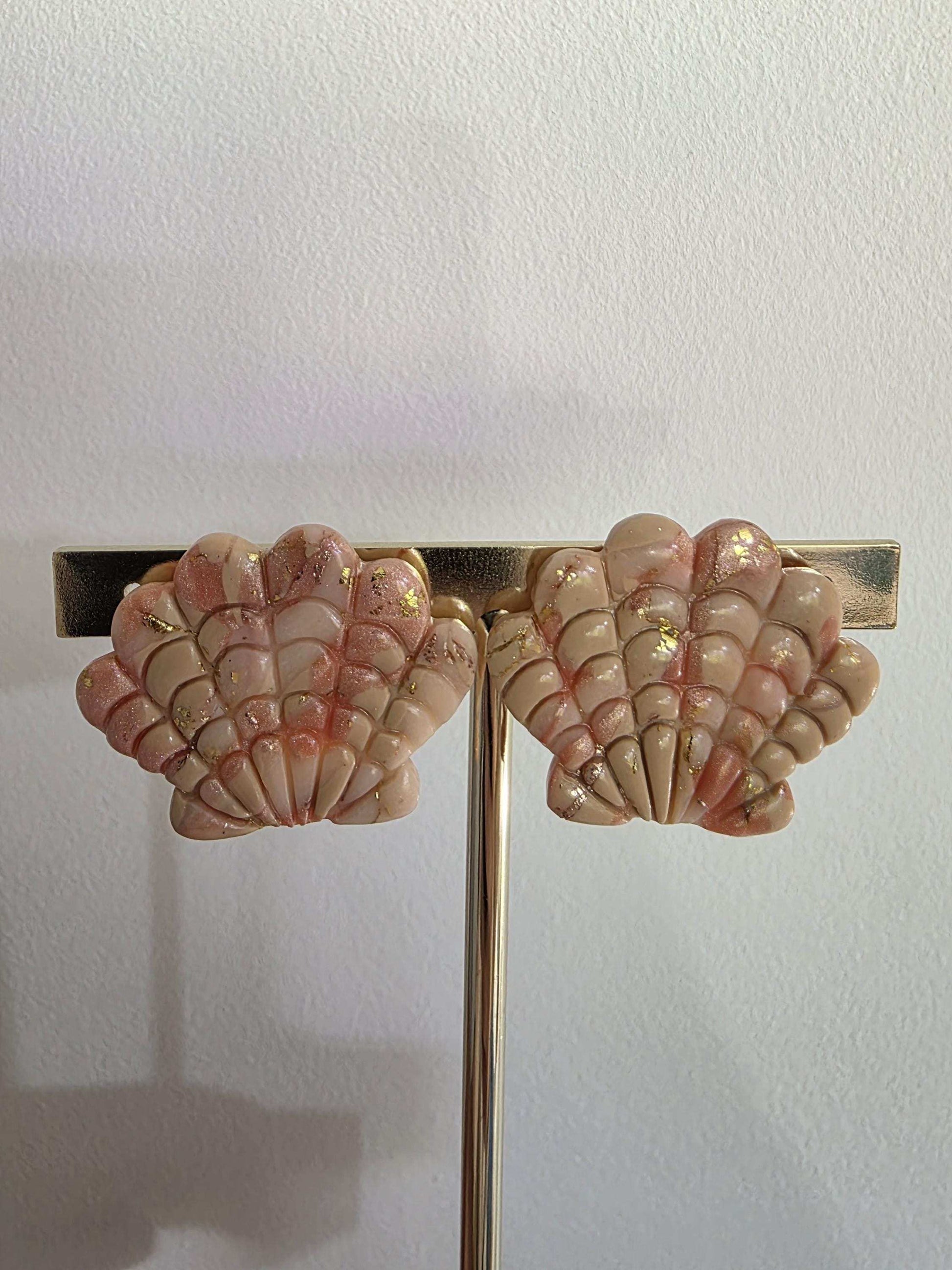 Boucles d'oreilles "Aurore" (forme coquillage aux couleurs corail) Collection "Sous l'Océan" été 2025