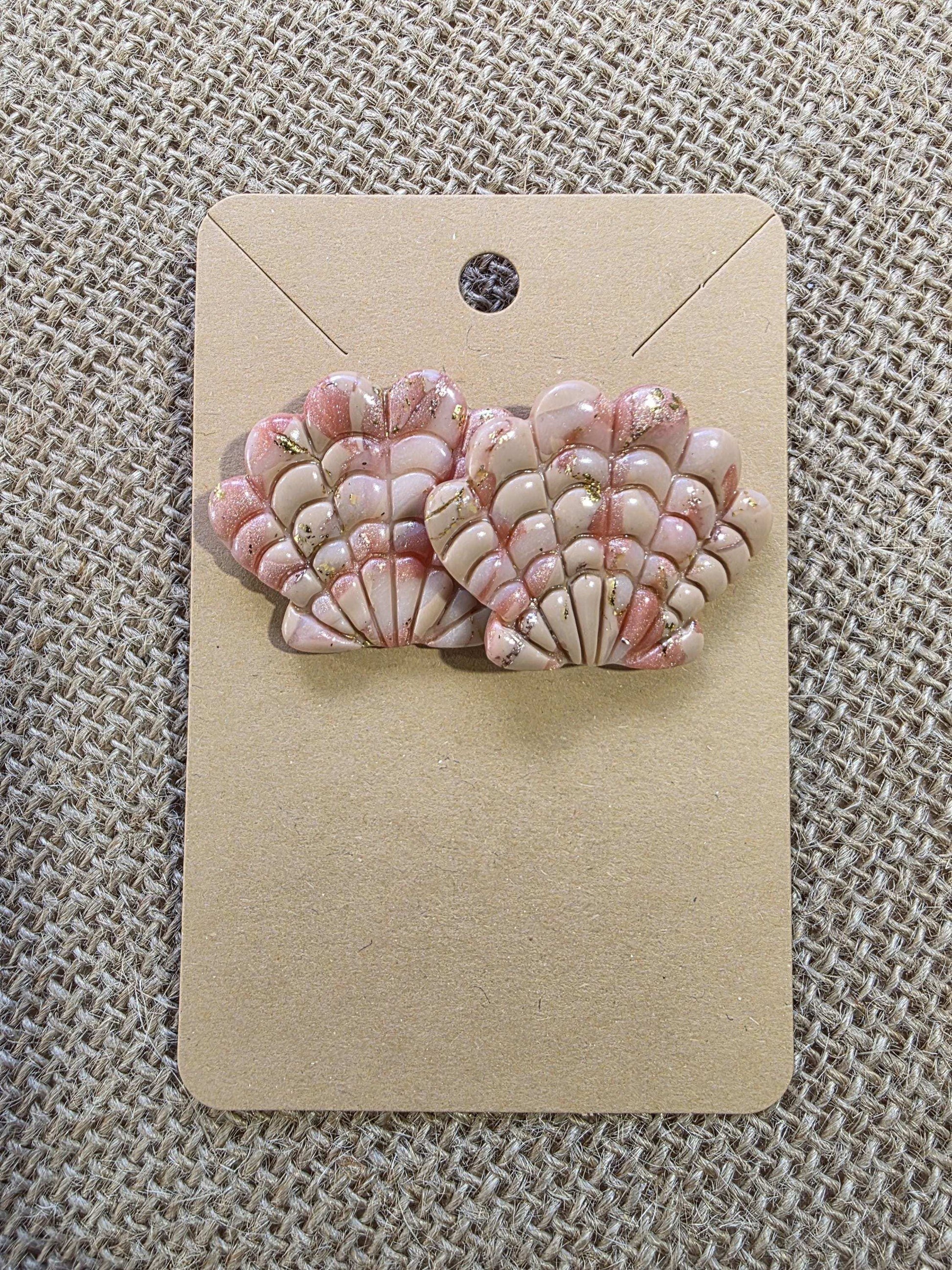 Boucles d'oreilles "Aurore" (forme coquillage aux couleurs corail) Collection "Sous l'Océan" été 2025