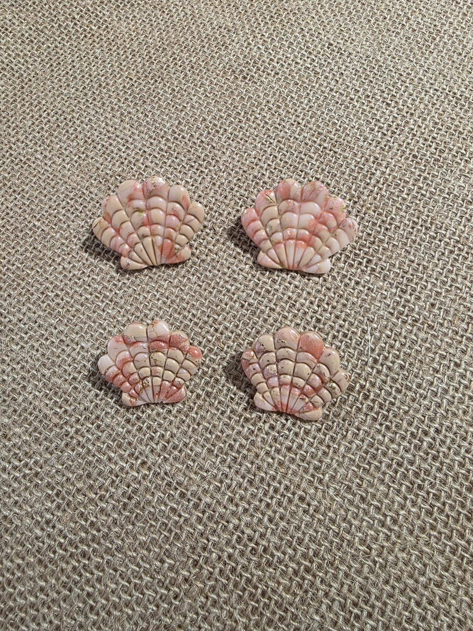 Boucles d'oreilles "Aurore" (forme coquillage aux couleurs corail) Collection "Sous l'Océan" été 2025