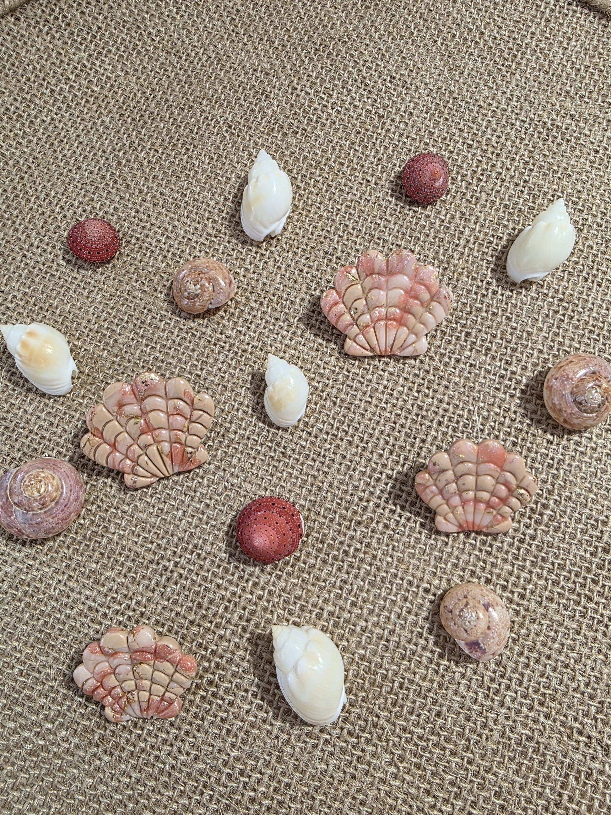 Boucles d'oreilles "Aurore" (forme coquillage aux couleurs corail) Collection "Sous l'Océan" été 2025