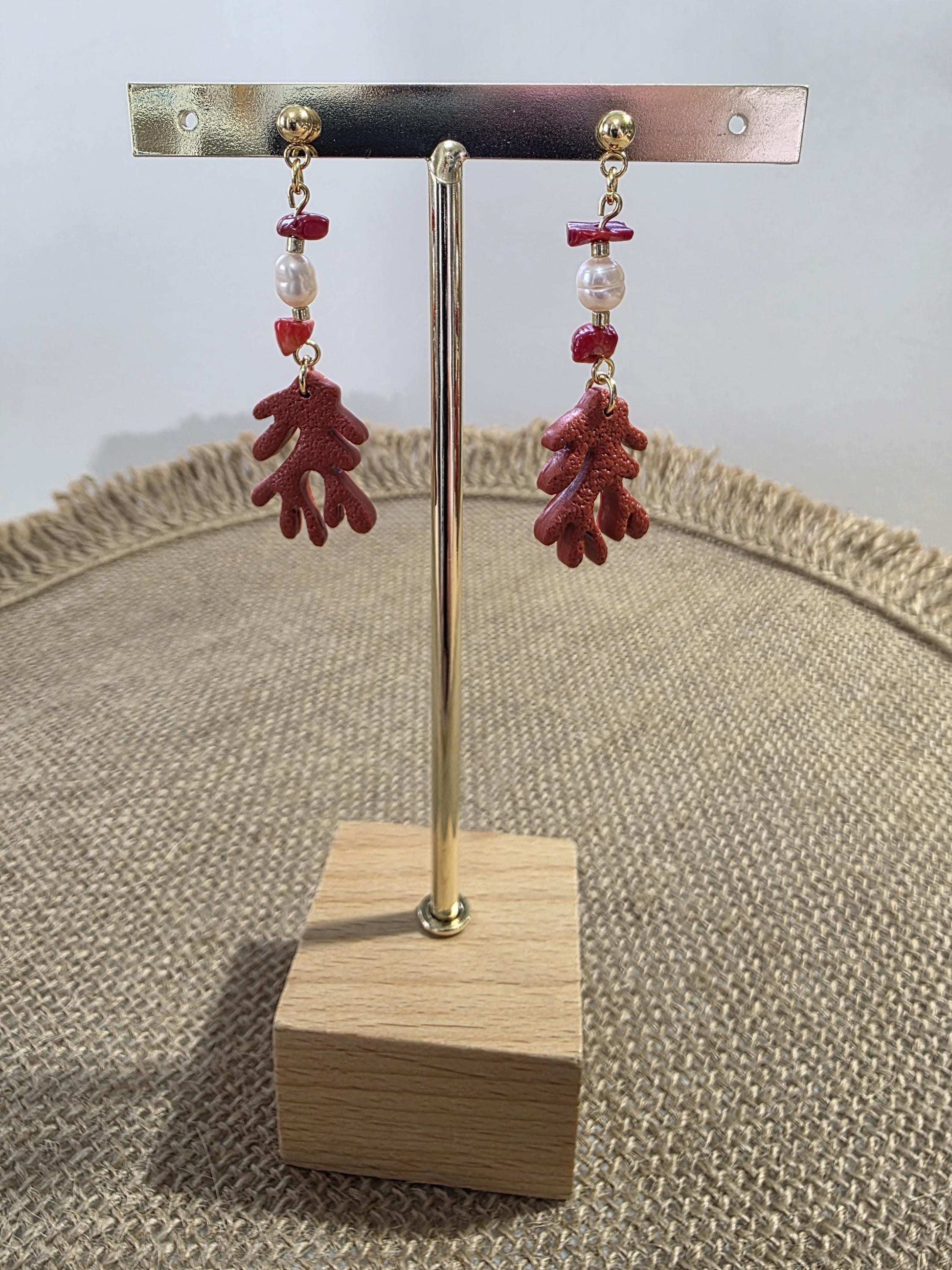Boucles d'oreilles Corallina (forme corail rouge et perle blanche) Collection "Sous l'Océan" été 2025