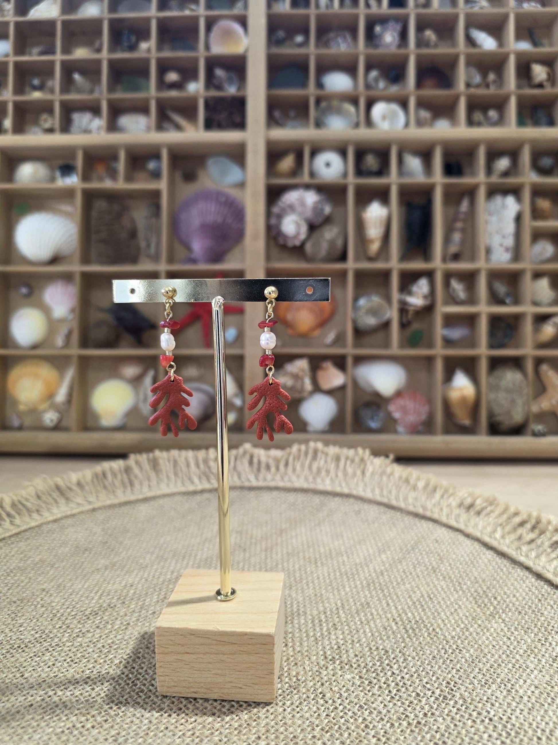Boucles d'oreilles Corallina (forme corail rouge et perle blanche) Collection "Sous l'Océan" été 2025