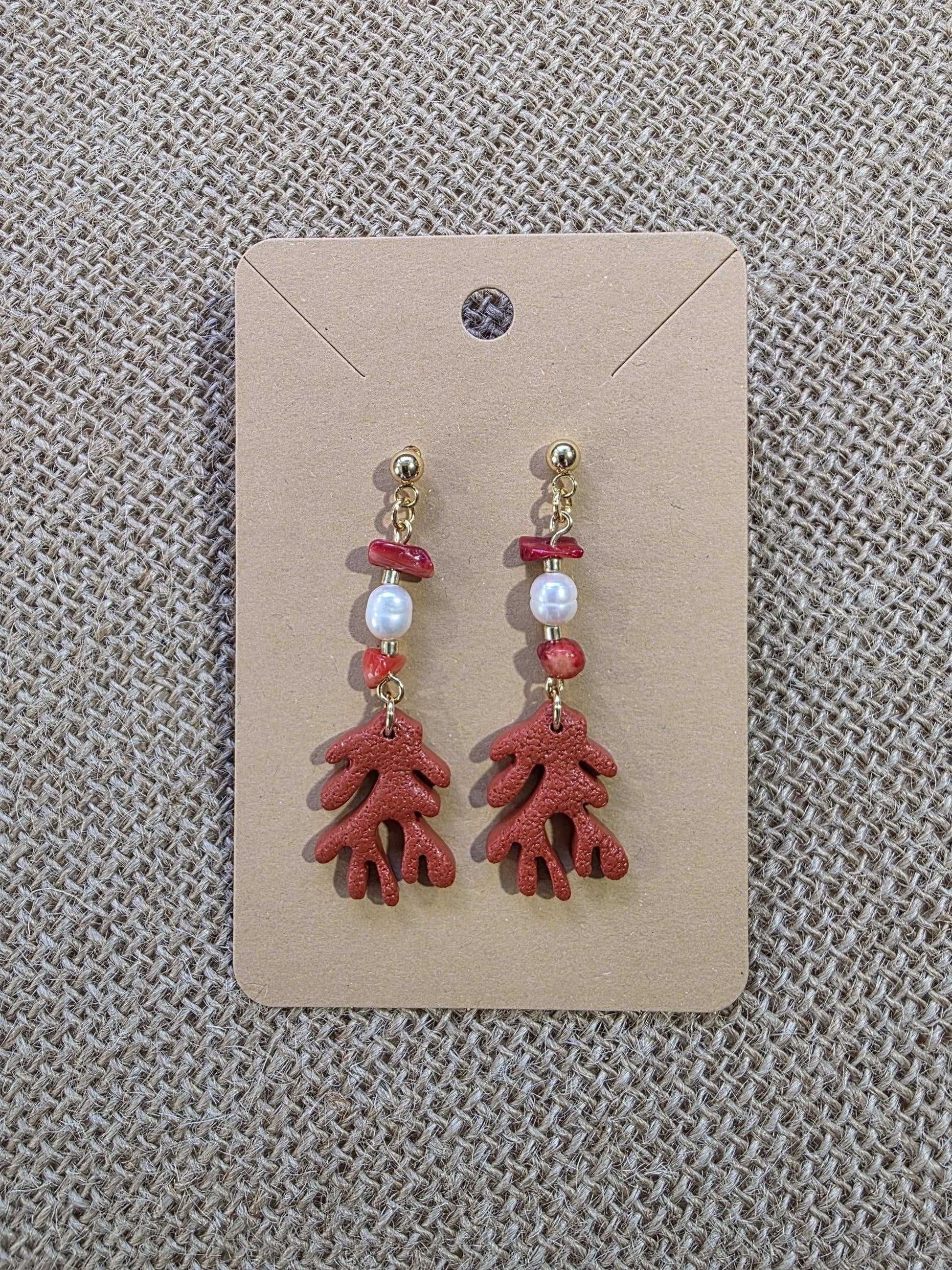 Boucles d'oreilles Corallina (forme corail rouge et perle blanche) Collection "Sous l'Océan" été 2025