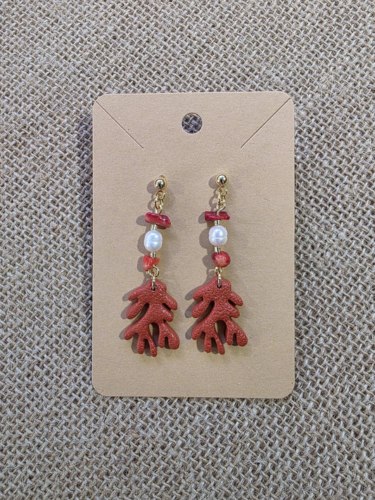 Boucles d'oreilles Corallina (forme corail rouge et perle blanche) Collection "Sous l'Océan" été 2025