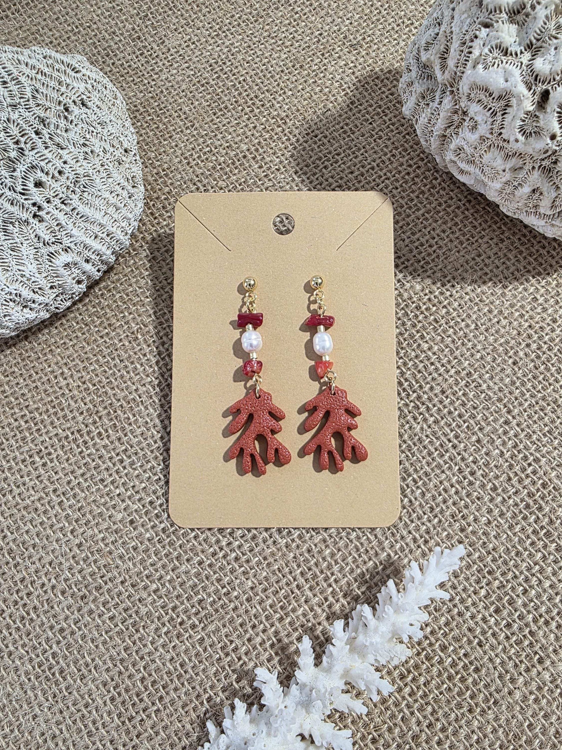 Boucles d'oreilles Corallina (forme corail rouge et perle blanche) Collection "Sous l'Océan" été 2025