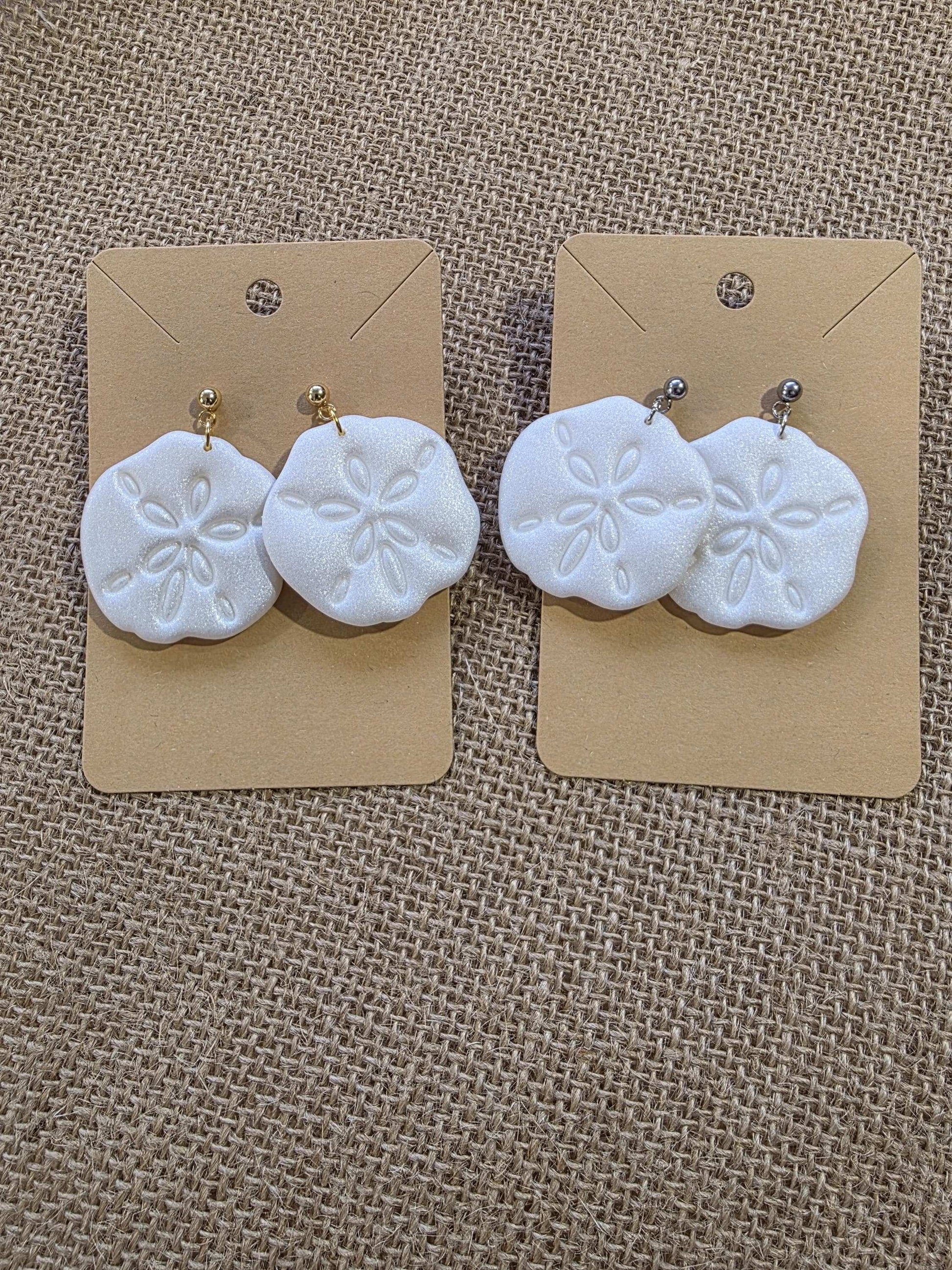 Boucle d'oreille "Gardien des Sables" (argile polymère blanc nacré forme de dollar des sables) Collection "Sous l'Océan" été 2025