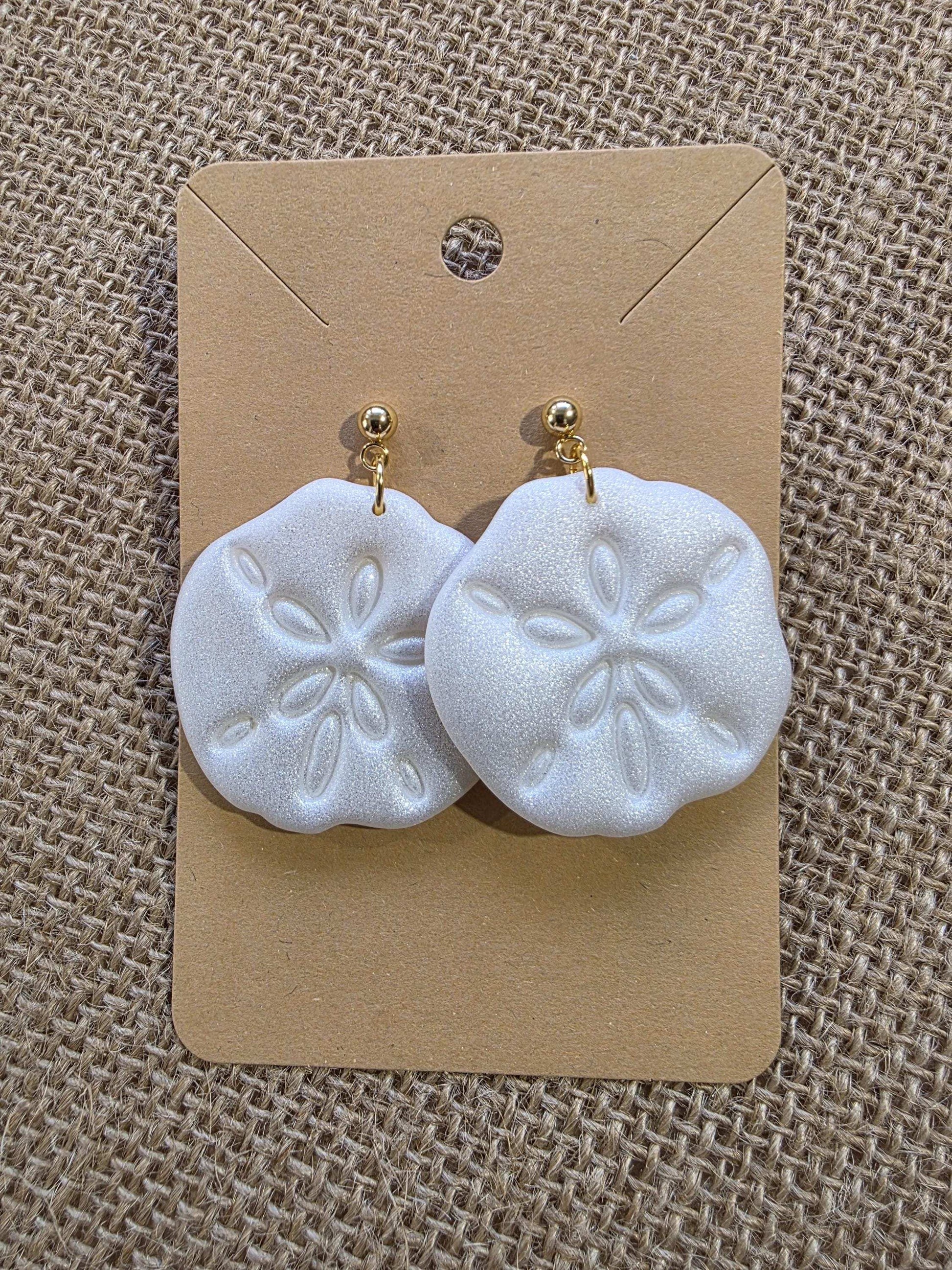 Boucle d'oreille "Gardien des Sables" (argile polymère blanc nacré forme de dollar des sables) Collection "Sous l'Océan" été 2025