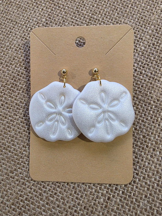 Boucle d'oreille "Gardien des Sables" (argile polymère blanc nacré forme de dollar des sables) Collection "Sous l'Océan" été 2025