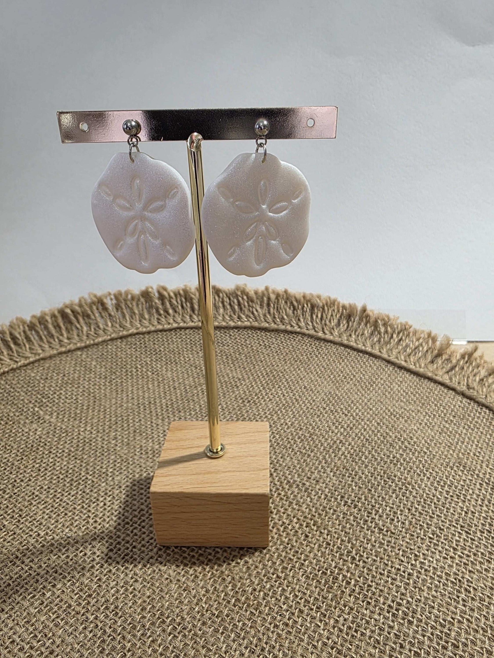 Boucle d'oreille "Gardien des Sables" (argile polymère blanc nacré forme de dollar des sables) Collection "Sous l'Océan" été 2025