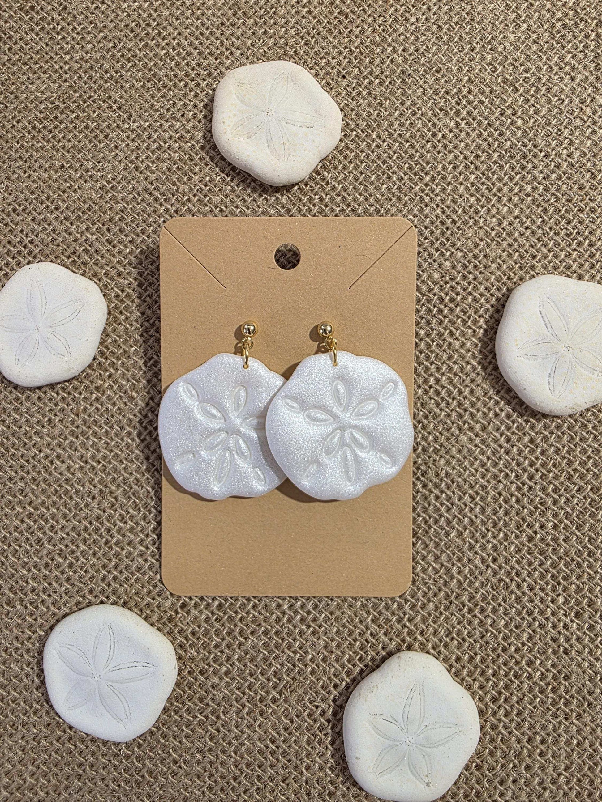 Boucle d'oreille "Gardien des Sables" (argile polymère blanc nacré forme de dollar des sables) Collection "Sous l'Océan" été 2025