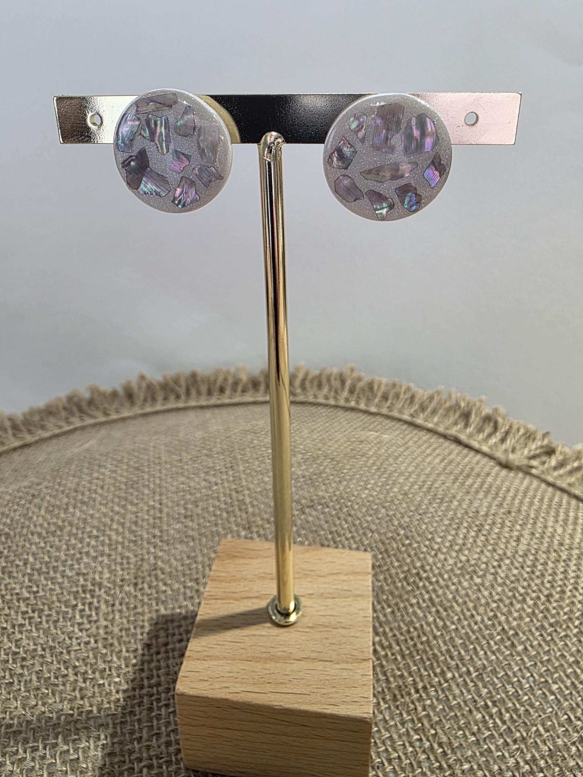 Boucle d'oreille "Éclat de nacre" (argile polymère blanc nacré et morceau de nacre) Collection "Sous l'Océan" été 2025