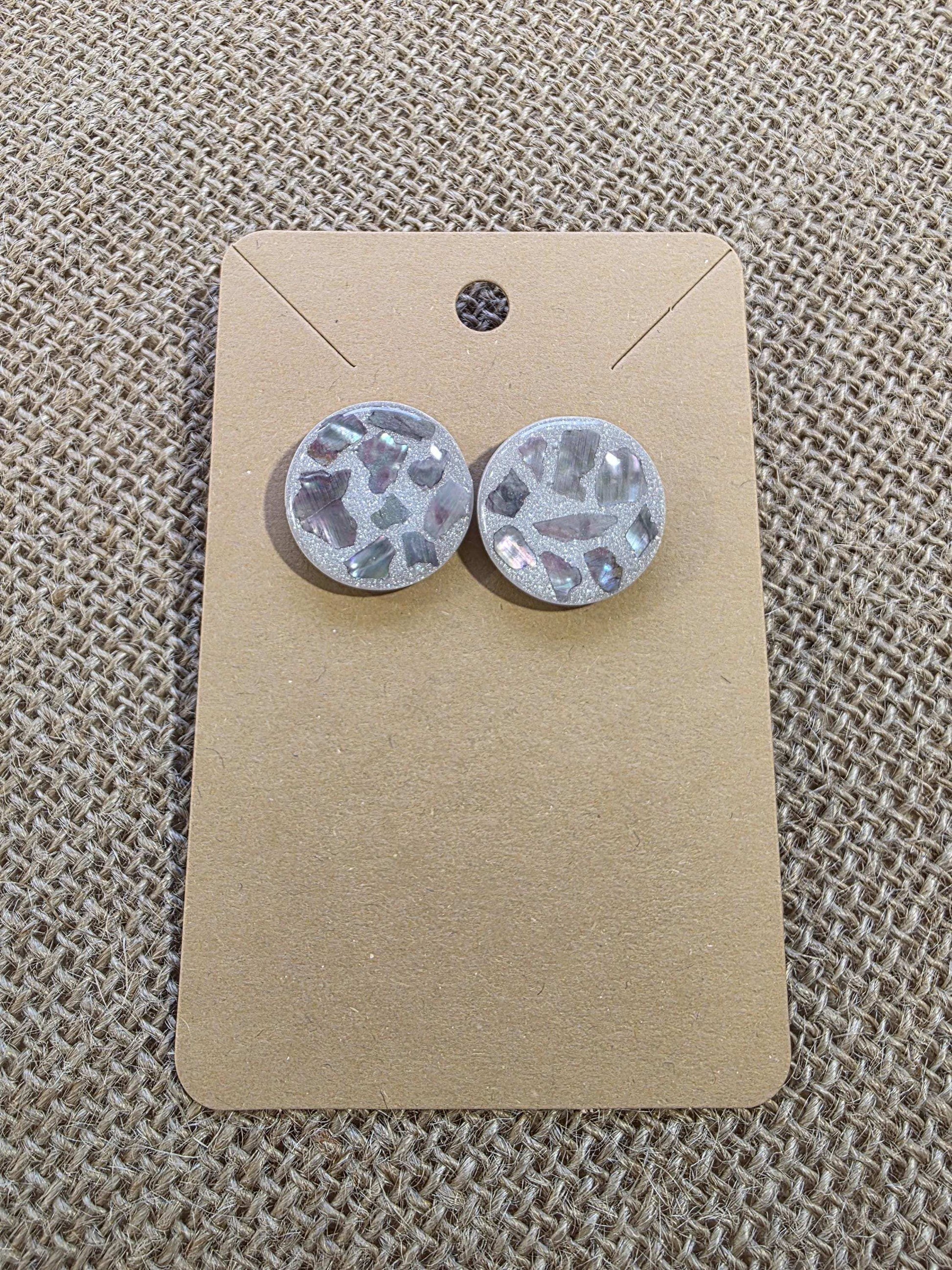 Boucle d'oreille "Éclat de nacre" (argile polymère blanc nacré et morceau de nacre) Collection "Sous l'Océan" été 2025